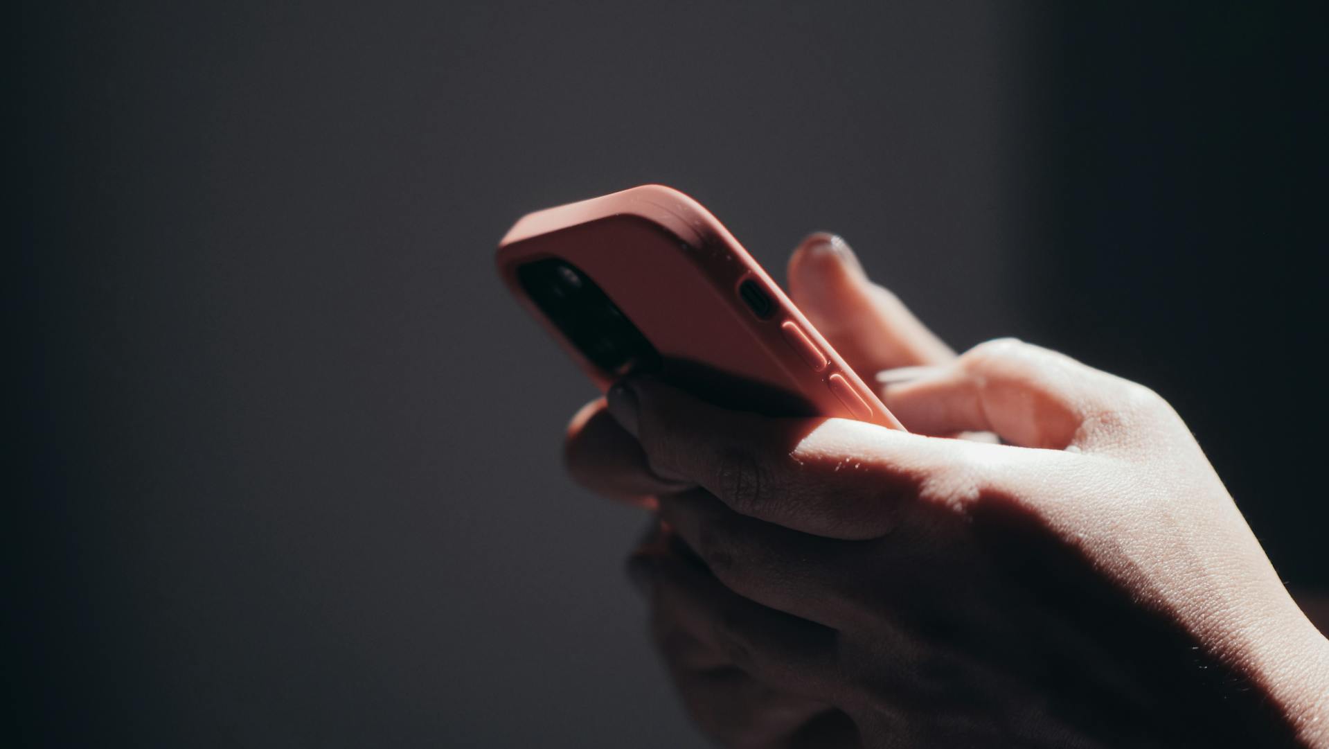 Une femme utilisant son portable | Source : Midjourney