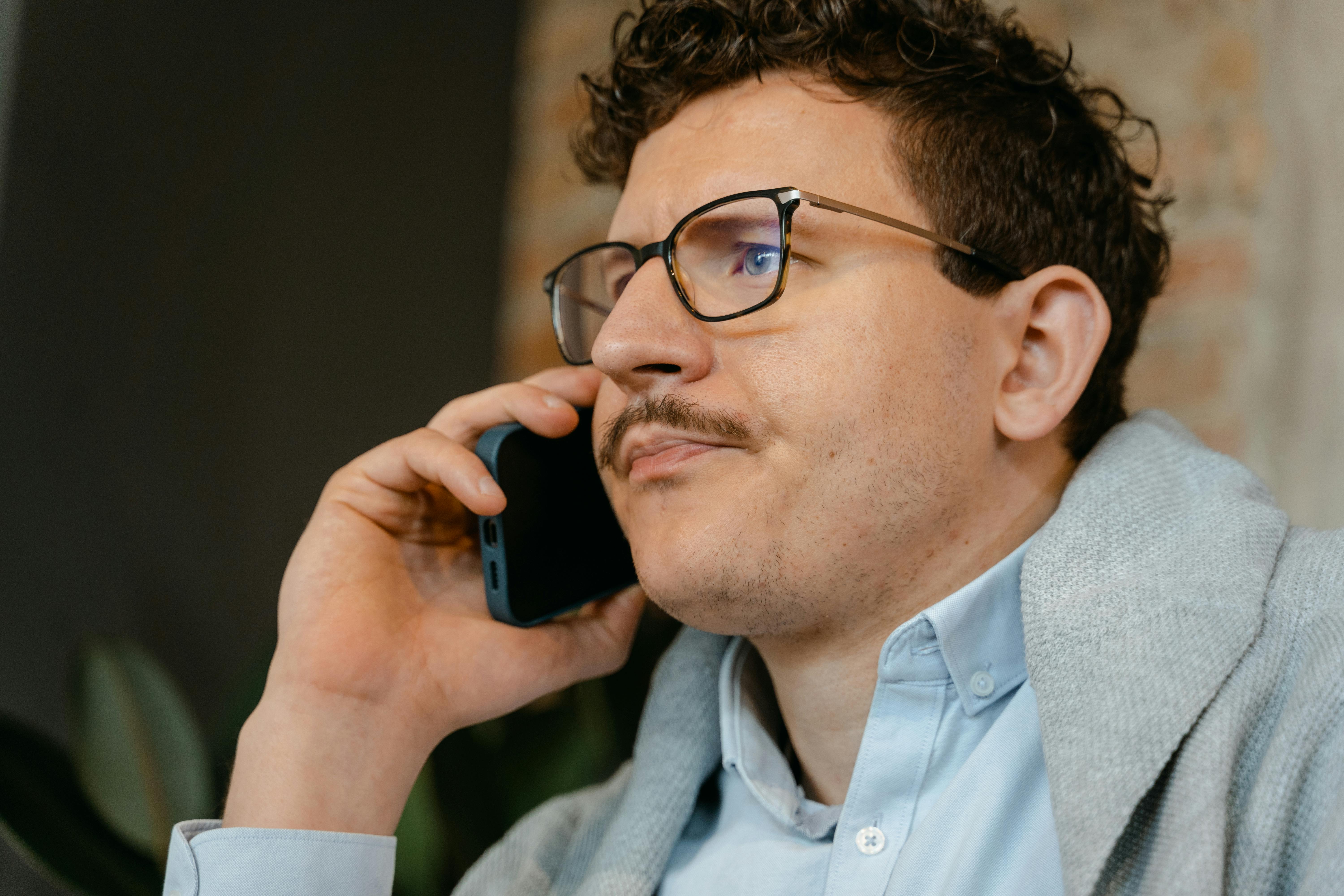Un homme au téléphone | Source : Pexels