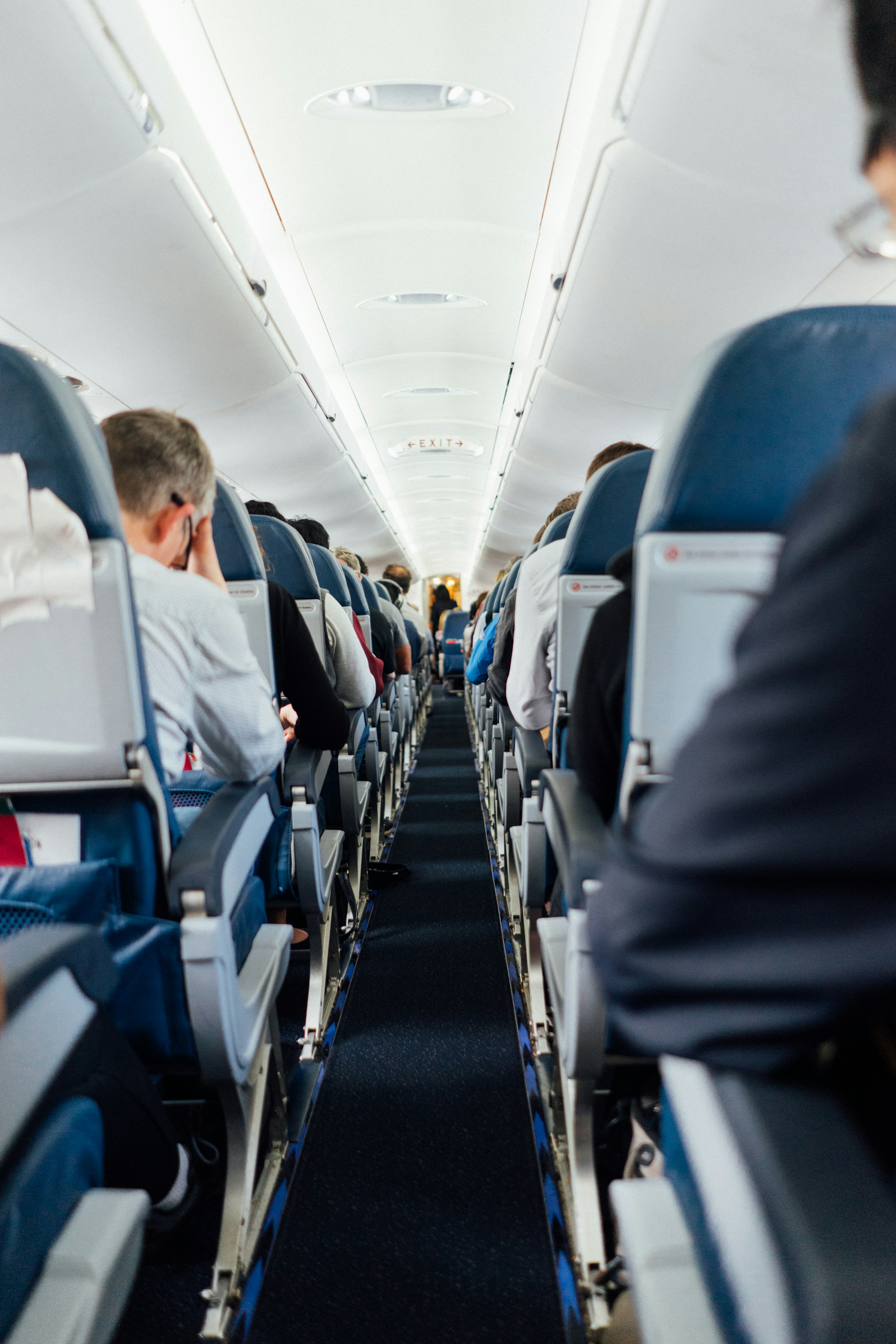 Des personnes assises dans un avion | Source : Unsplash