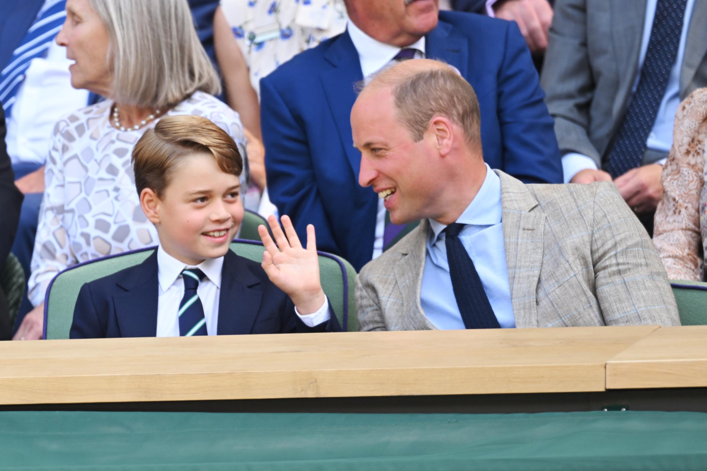 Le prince George et le prince William lors de la finale du simple messieurs de Wimbledon à Londres, en Angleterre, le 10 juillet 2022. | Source : Getty Images