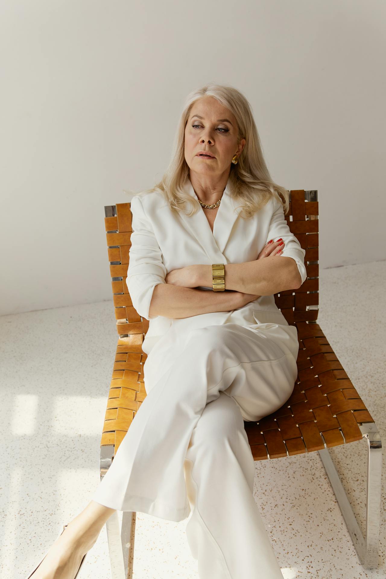 Une femme âgée agacée assise sur une chaise | Source : Pexels