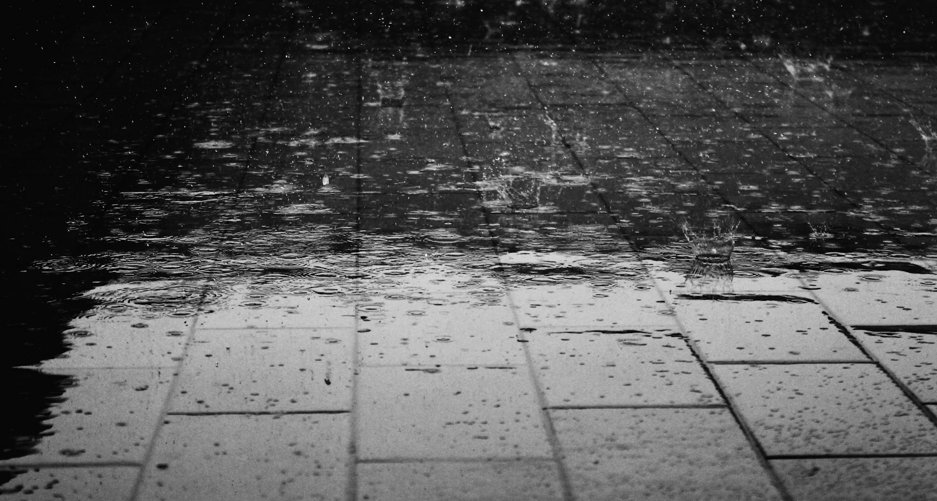 Gouttes de pluie tombant sur un trottoir mouillé | Source : Pexels