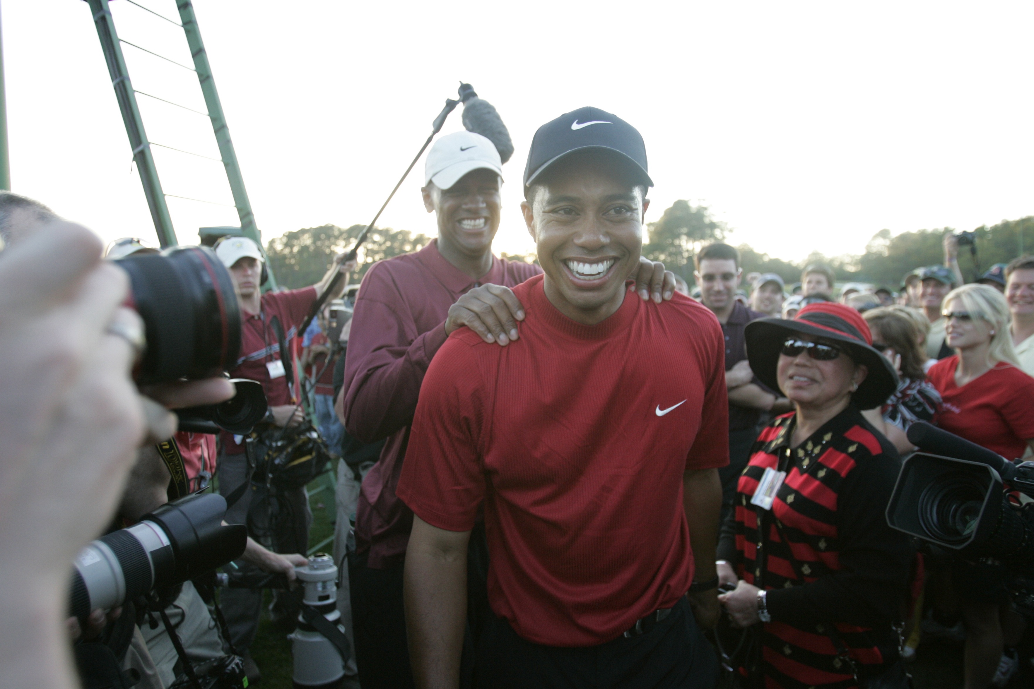 Tiger Woods et sa mère, Kutilda, lors de sa victoire au Masters 2005 après un playoff contre Chris DiMarco, le 10 avril 2005 | Source : Getty Images