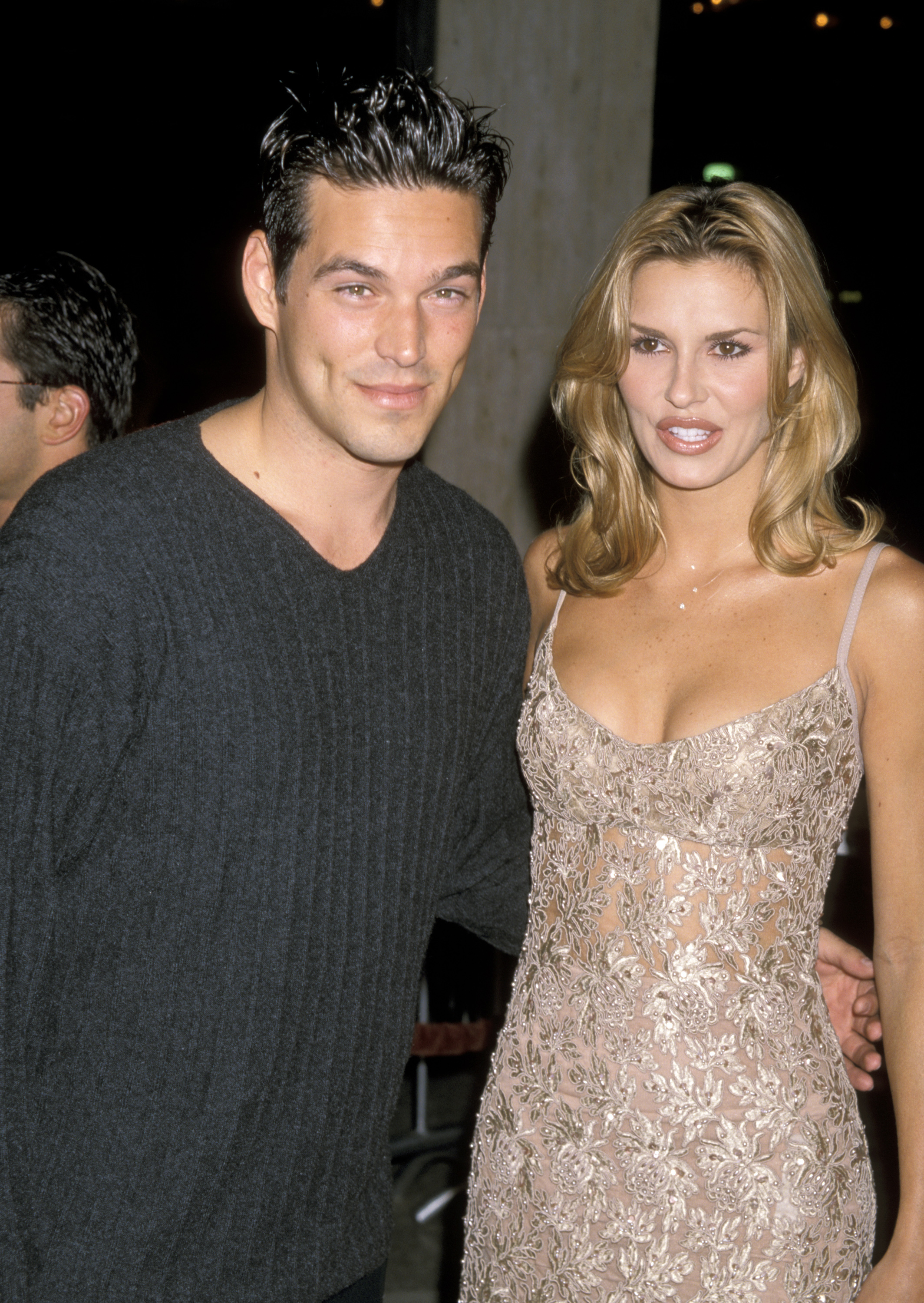 Eddie Cibrian et Brandi Glanville lors de la première de « Living Out Loud » à Los Angeles, Californie, en 1998. | Source : Getty Images