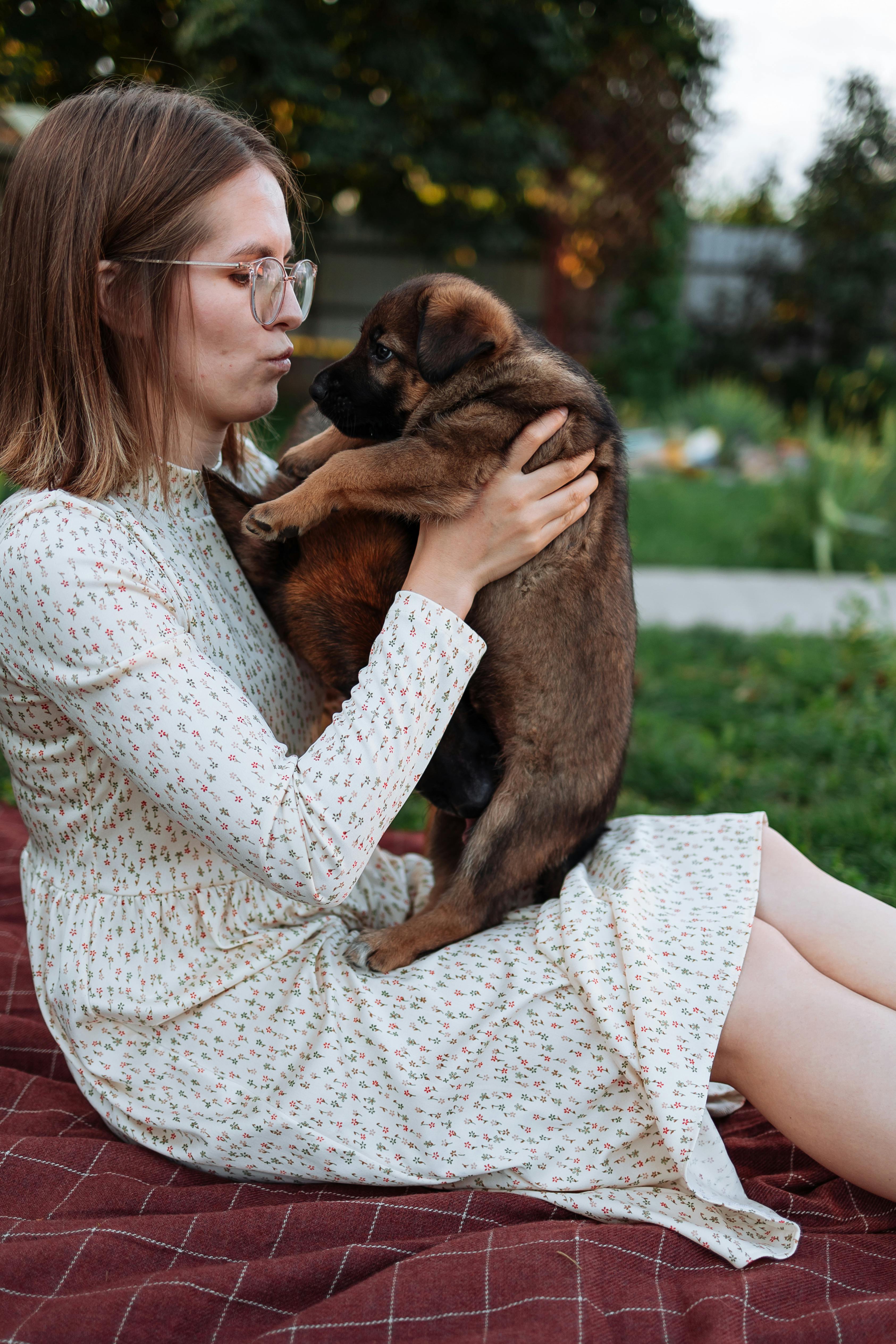 Une femme tenant un chiot | Source : Pexels