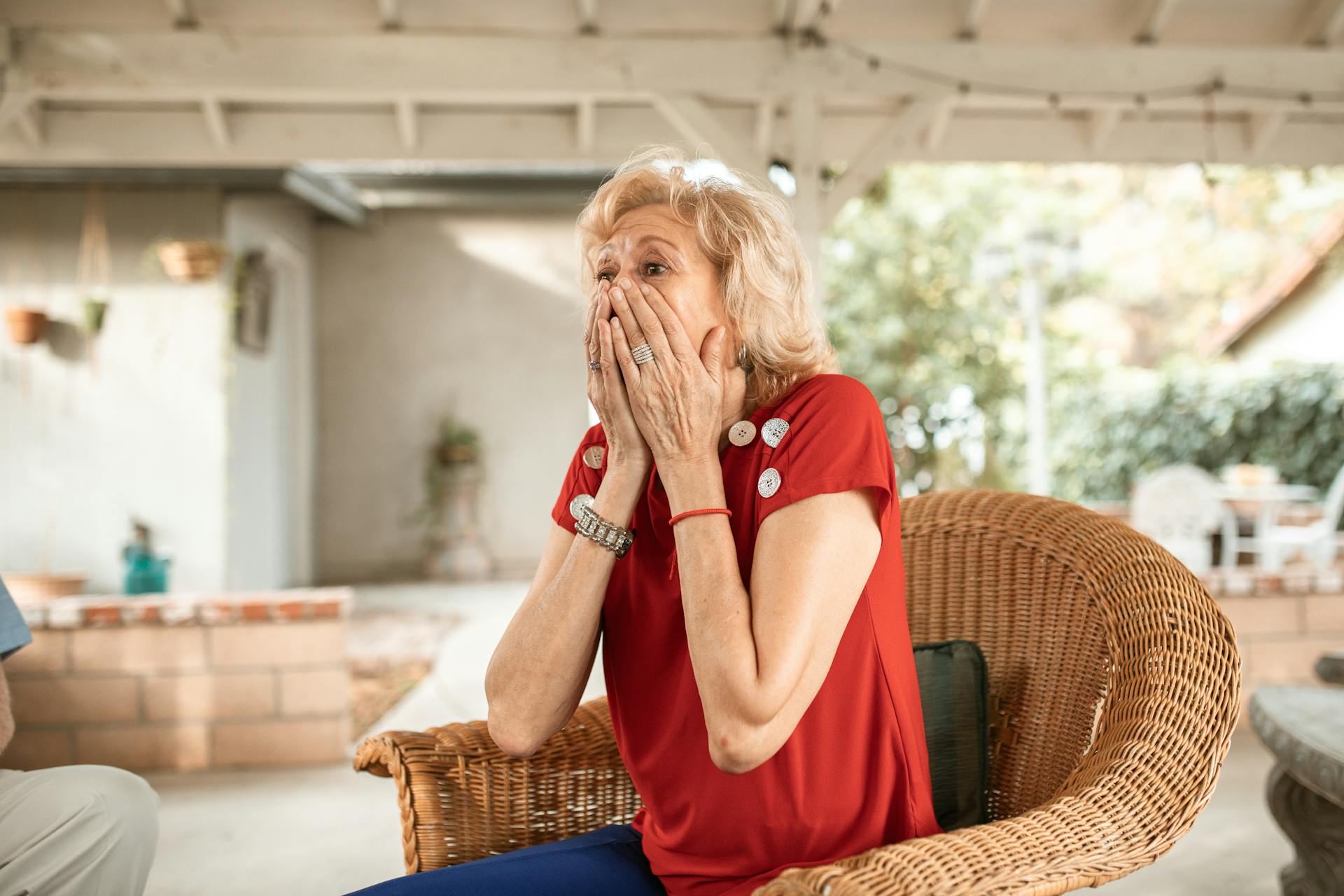 Une femme stupéfaite assise sur un fauteuil | Source : Pexels