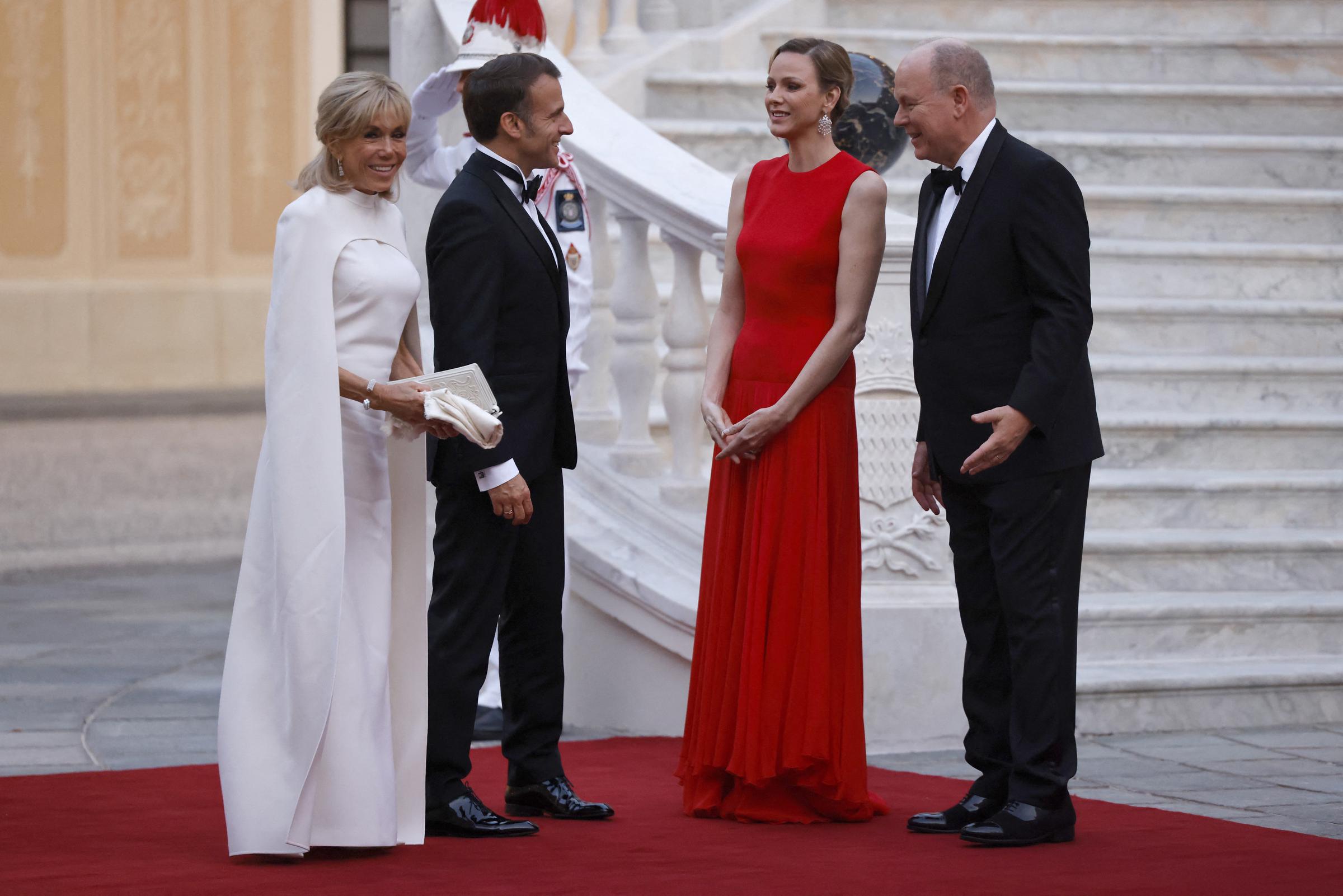 Le prince Albert II de Monaco (à droite) et la princesse Charlène (deuxième à droite) accueillent le président français Emmanuel Macron (deuxième à gauche) et son épouse Brigitte Macron (à gauche) au Palais Princier pour un dîner d'État dans le cadre de la visite d'État de deux jours de M. Macron à Monaco avant l'Unoc3, le 7 juin 2025 I Source : Getty Images