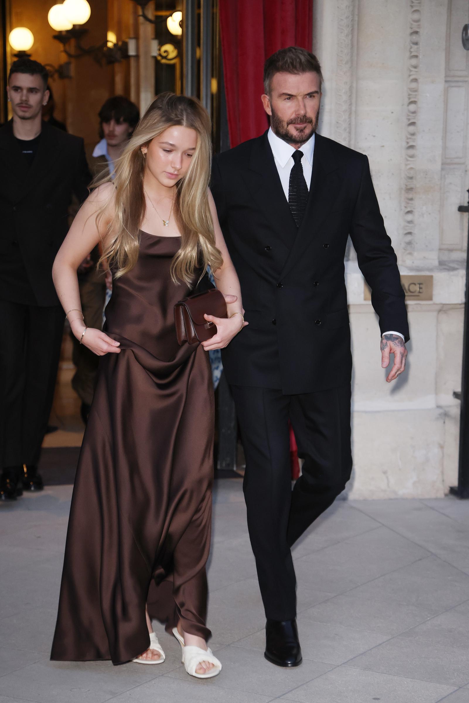 David et Harper Beckham quittant leur hôtel pour se rendre au défilé Victoria Beckham lors du Womenswear Fall/Winter 2025/2026 dans le cadre de la semaine de la mode de Paris, le 7 mars 2025, à Paris, France | Source : Getty Images