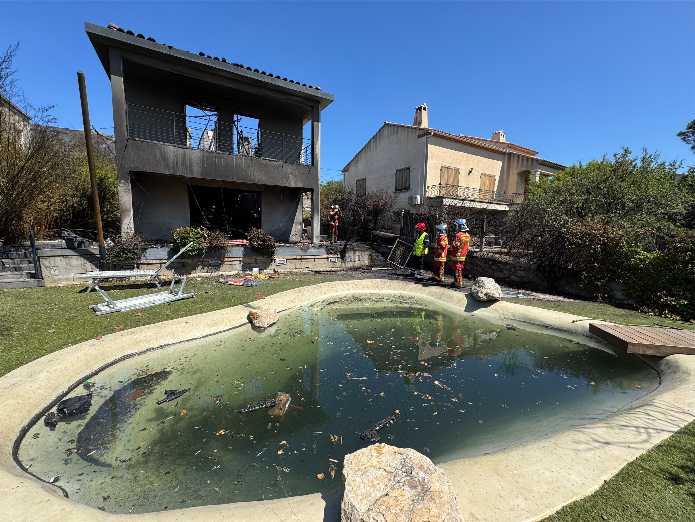 Des pompiers français inspectent une propriété incendiée dans le quartier de Pelouque à Marseille, dans le sud de la France, le 9 juillet 2025, après qu'un incendie a ravagé des zones proches du centre de cette ville portuaire méditerranéenne I Source : Getty Images