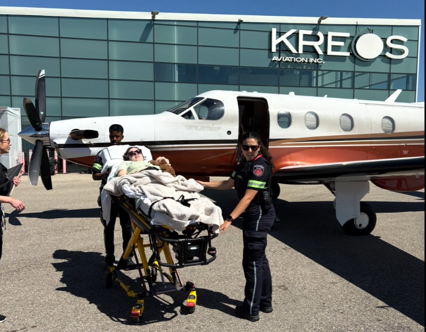 Brooklyn Aleksic transportée par des ambulanciers, en date du 5 juillet 2025 | Source : Facebook/diane.dezura