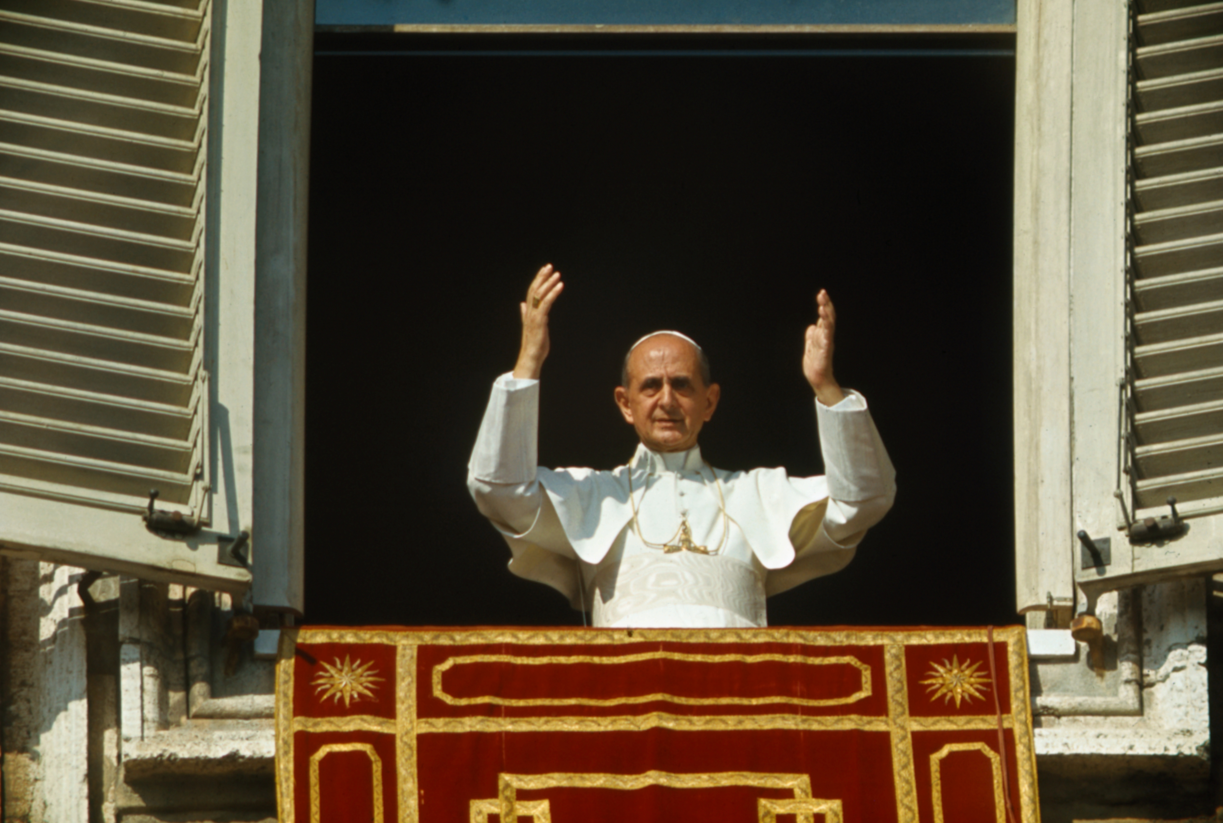 Le pape Paul VI à la fenêtre de son bureau, donnant sa bénédiction à la foule rassemblée place Saint-Pierre, le 19 novembre 1966. | Source : Getty Images