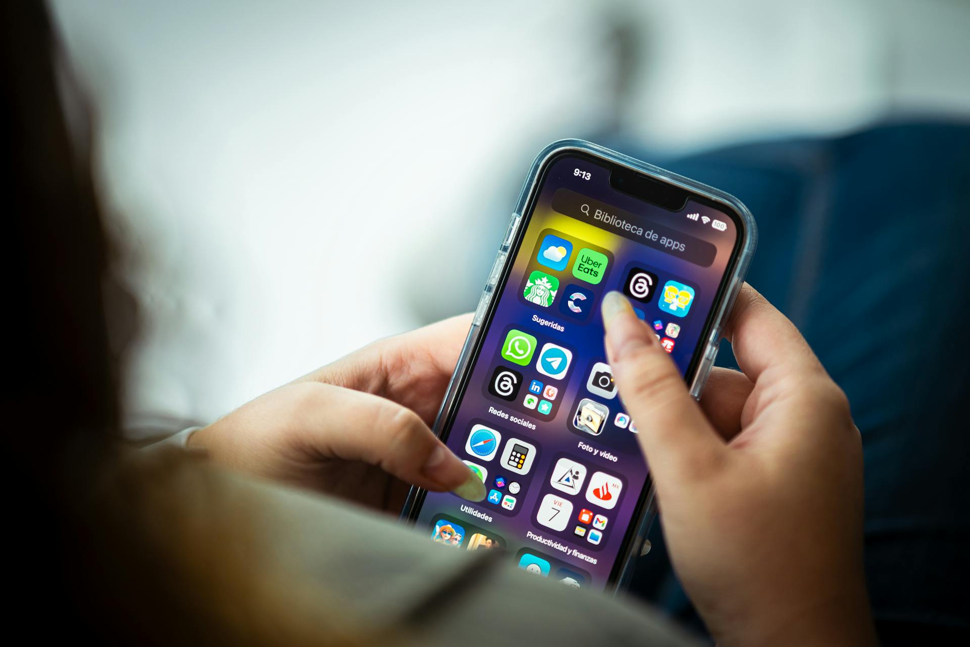 Gros plan sur une femme tenant son téléphone | Source : Pexels