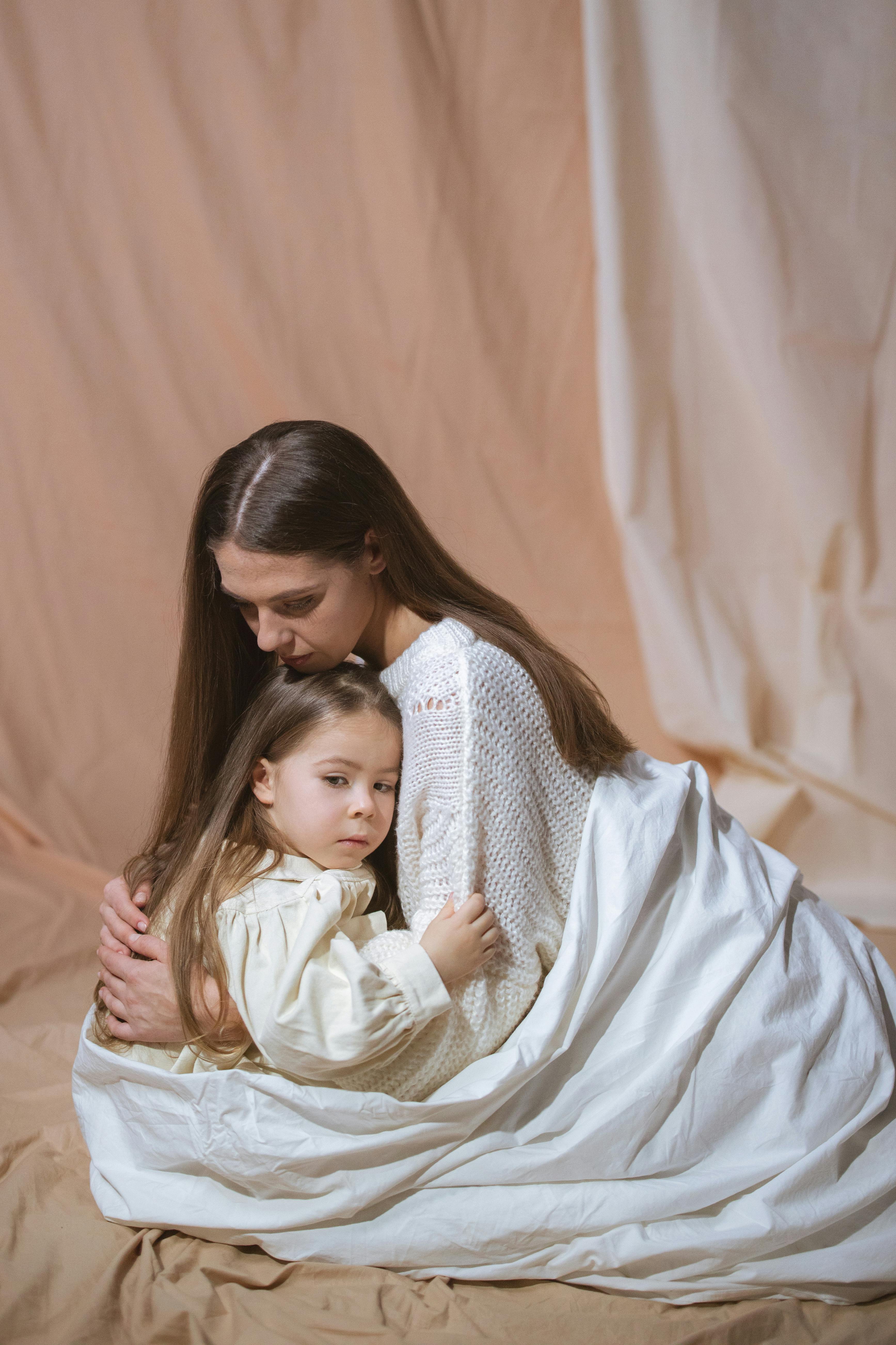 Mère et fille se serrant dans les bras | Source : Pexels