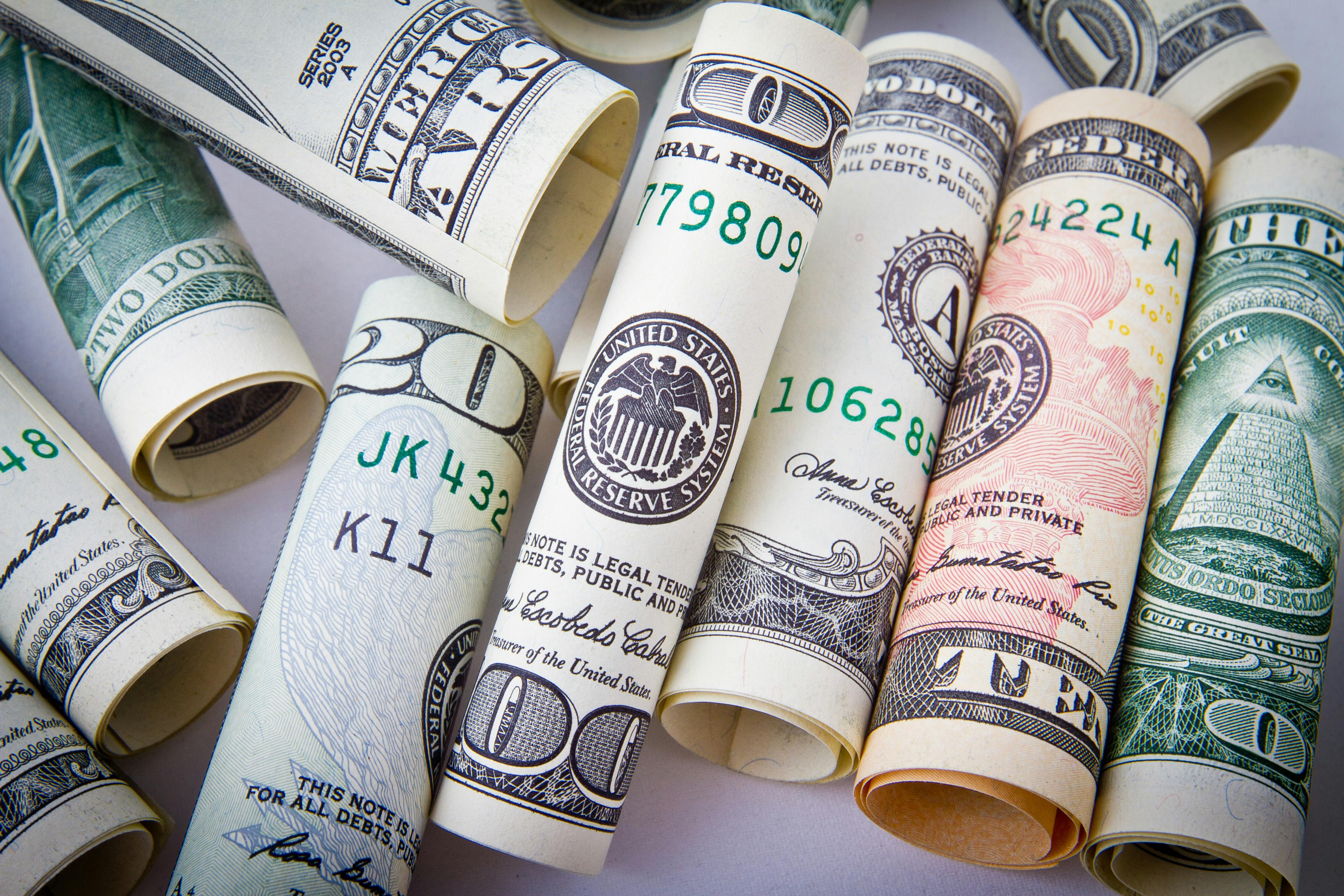 Billets de banque enroulés | Source : Pexels