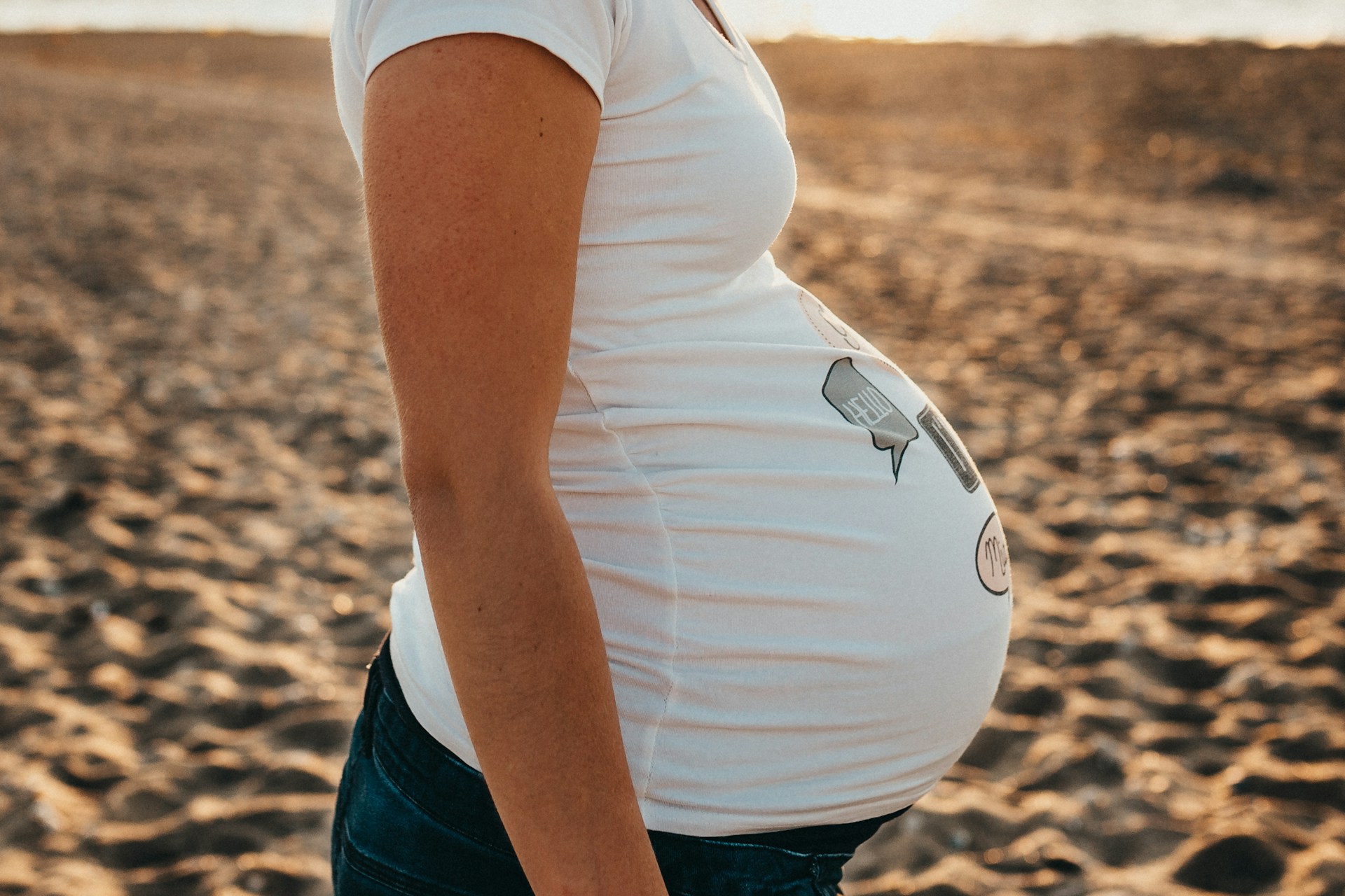 Une femme enceinte debout sur la plage | Source : Unsplash