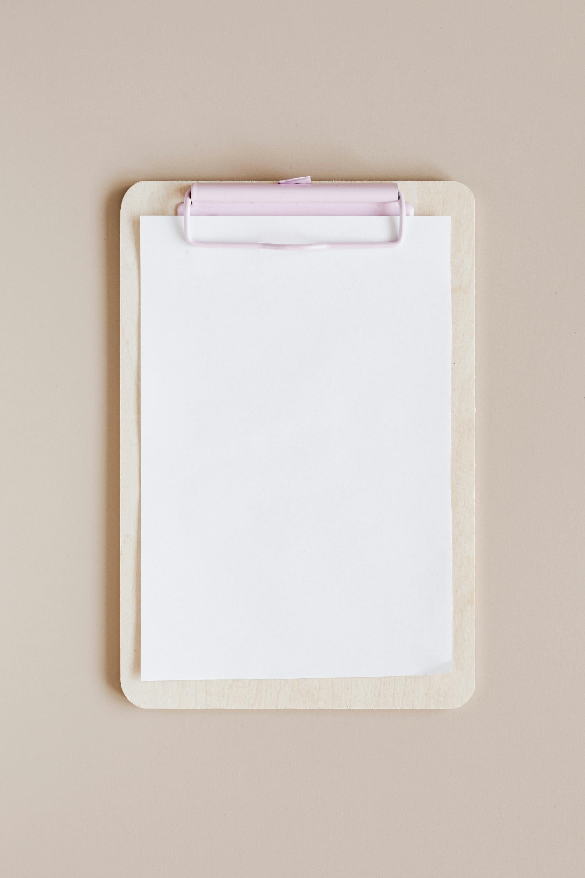 Un presse-papiers sur une table | Source : Pexels