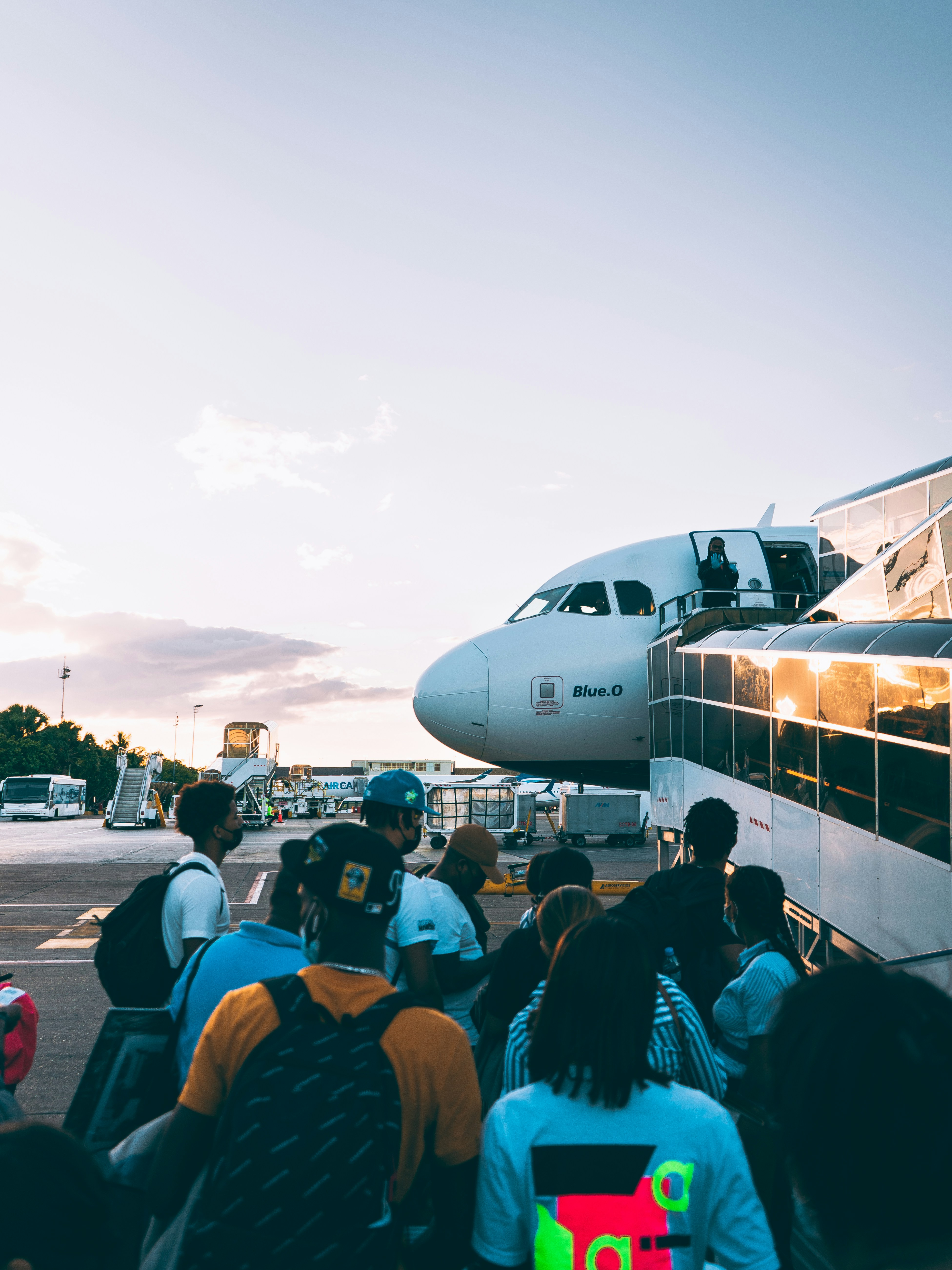 Un groupe de personnes sur le point d'embarquer dans un avion | Source : Unsplash