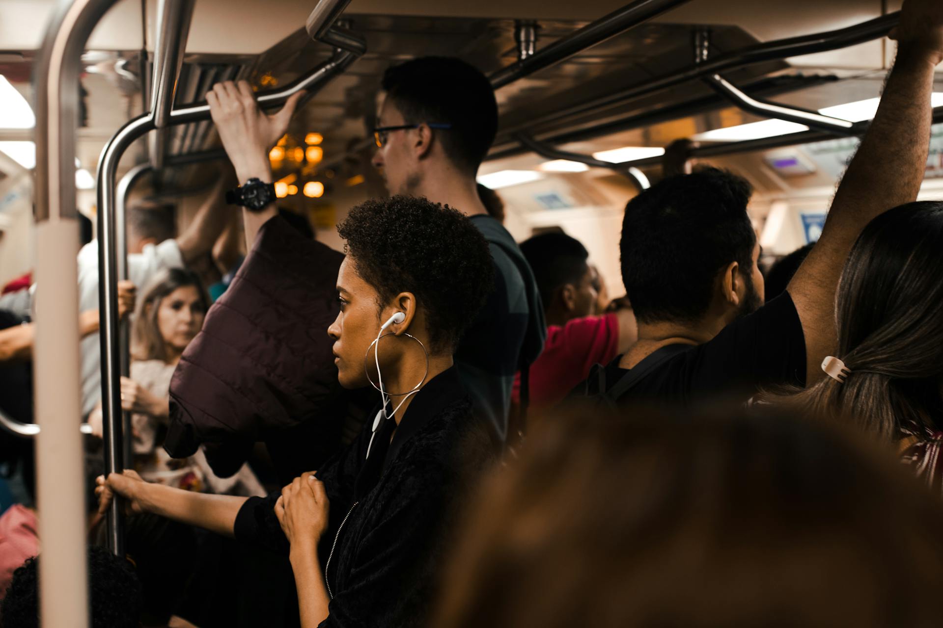Une rame de métro bondée | Source : Pexels