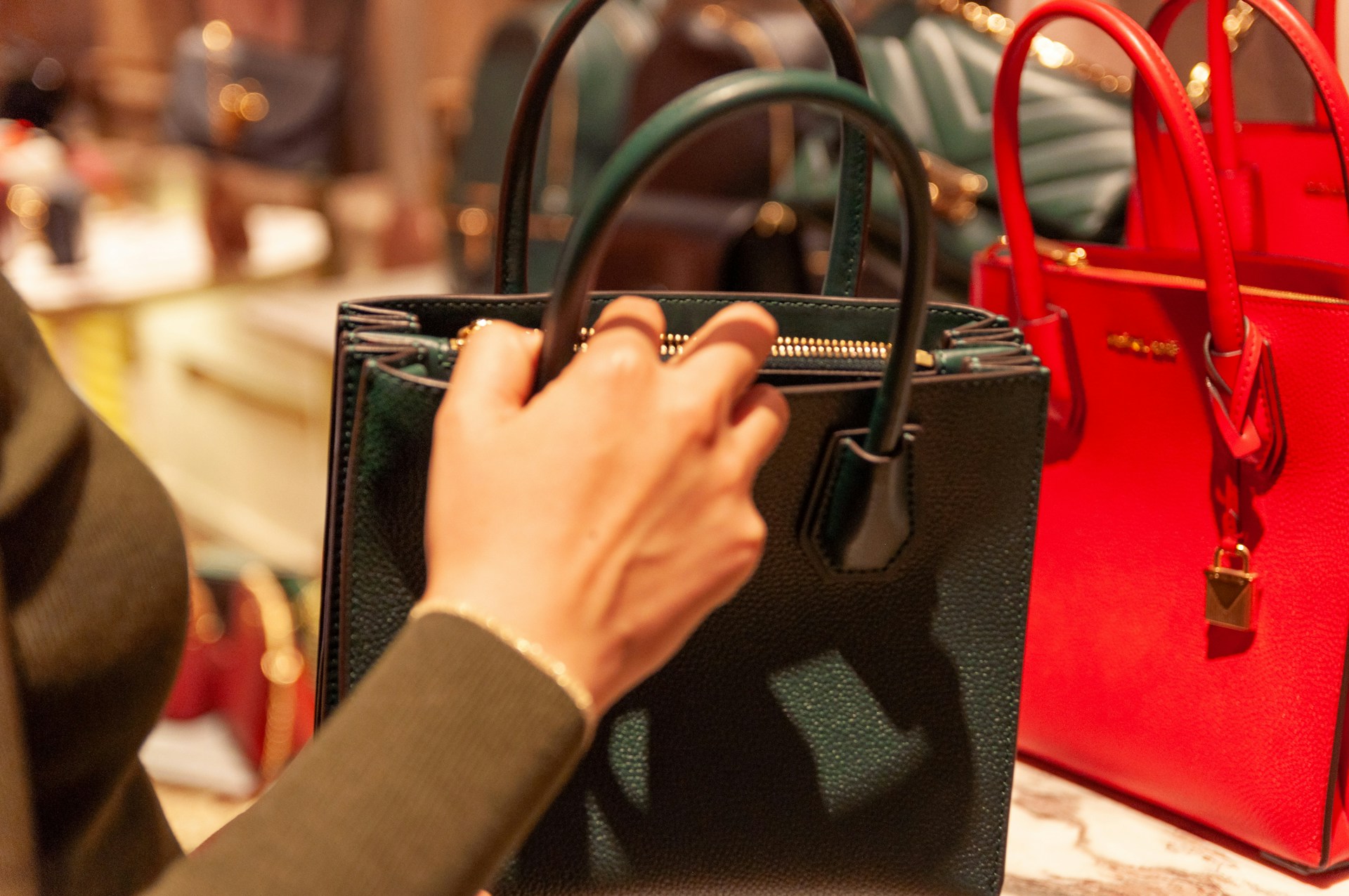 Une femme dans un magasin de sacs | Source : Unsplash