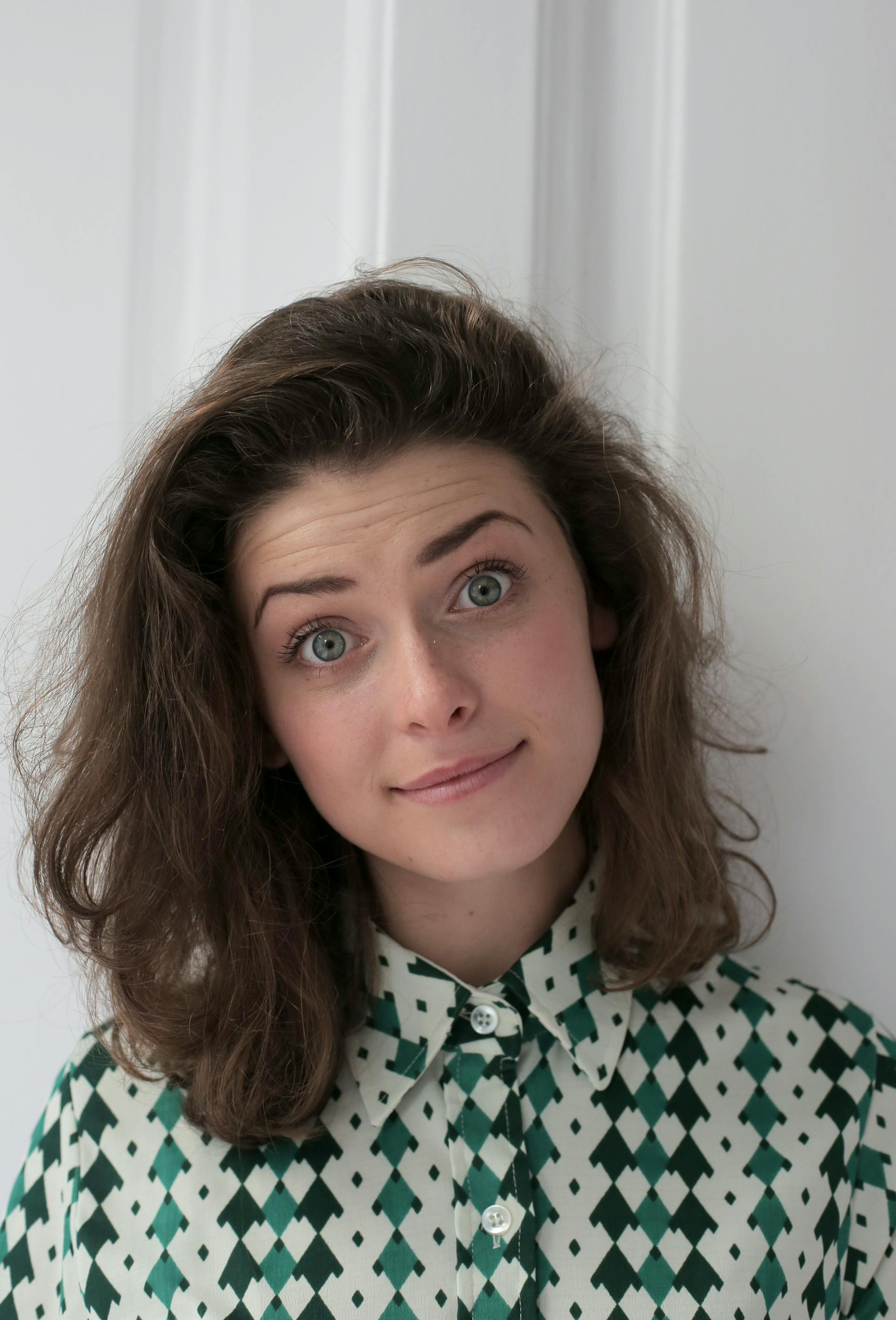 Une femme aux yeux grands ouverts regardant l'appareil photo | Source : Pexels