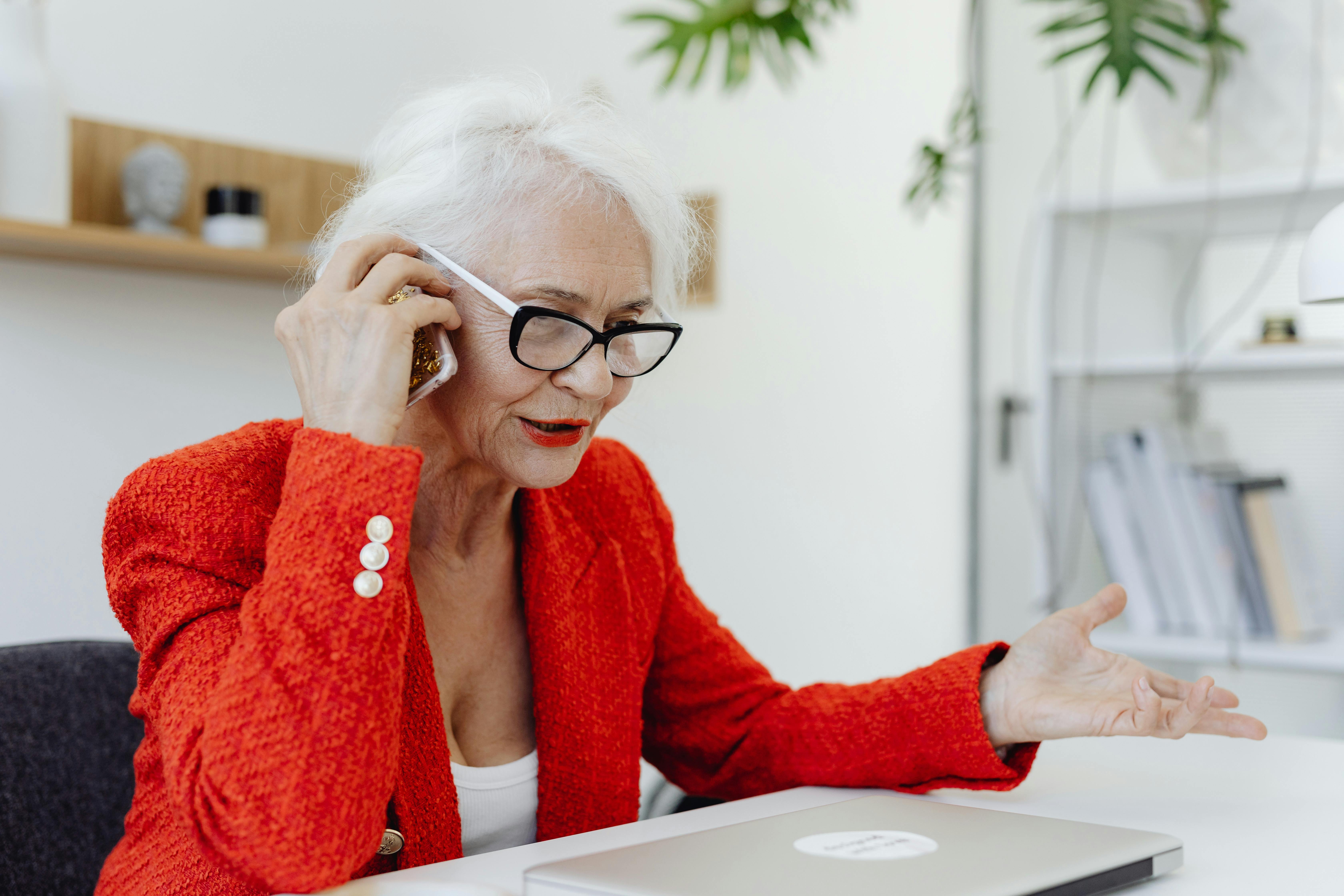 Une femme frustrée lors d'un appel | Source : Pexels