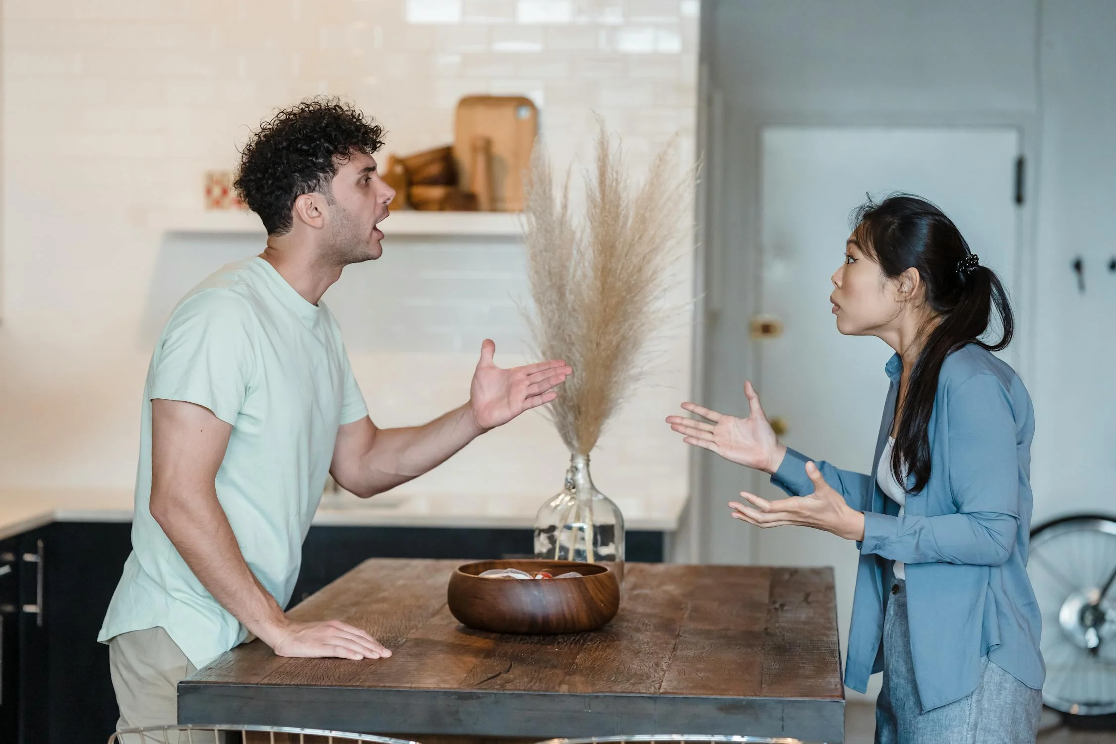 Un couple en colère en train de discuter | Source : Pexels