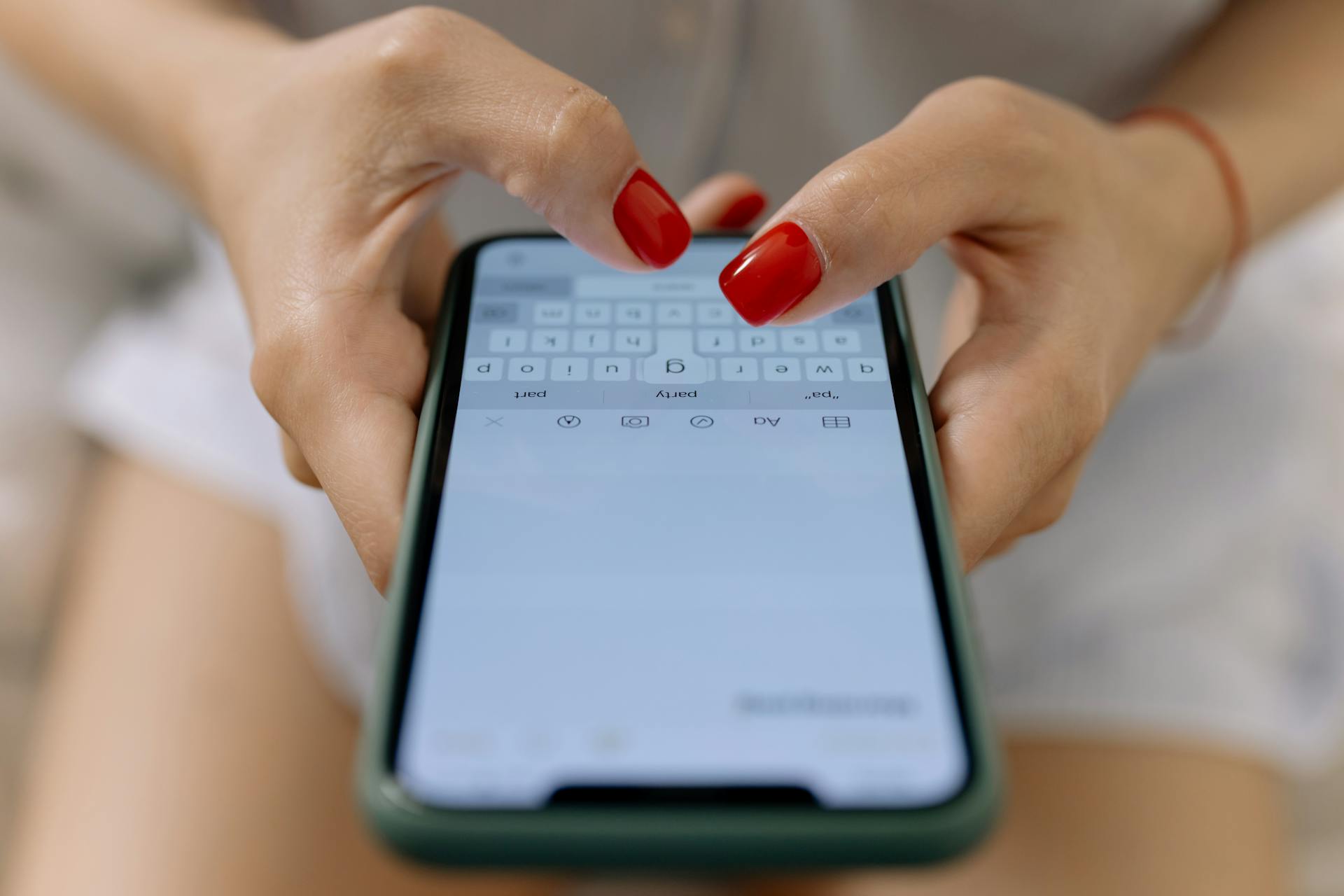 Une femme tapant un texte sur son téléphone | Source : Pexels