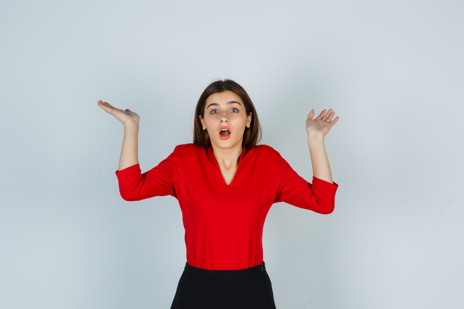 Une femme agacée haussant les épaules | Source : Freepik