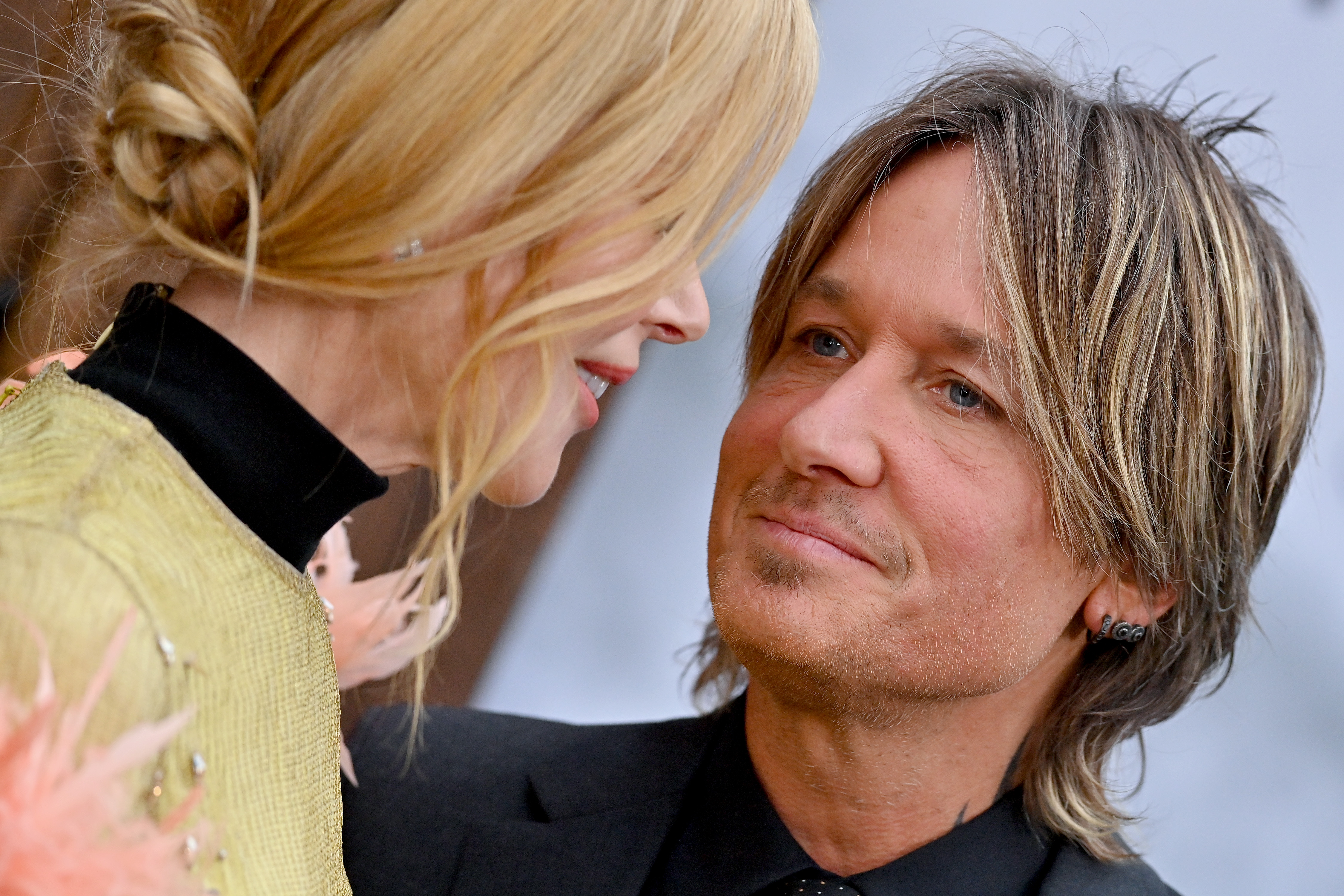 Nicole Kidman se penche vers Keith Urban alors qu'ils posent ensemble lors de la première de « The Northman » à Los Angeles, le 18 avril 2022 | Source : Getty Images