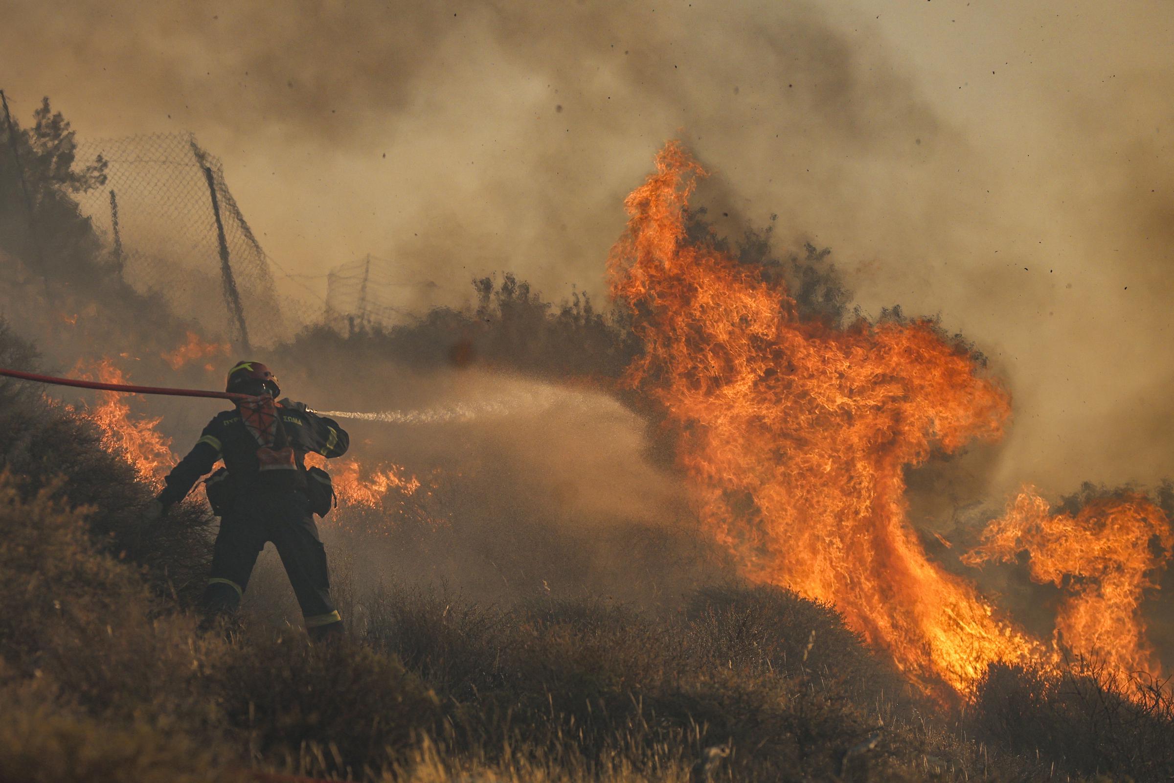 Les pompiers luttent contre un incendie qui s'est déclaré à Ierapetra, dans le sud de l'île grecque de Crète, le 3 juillet 2025. Un incendie de forêt attisé par des vents violents sur l'île grecque de Crète a entraîné l'évacuation des habitants et des touristes, ont indiqué les autorités le 3 juillet 2025 I Source : Getty Images
