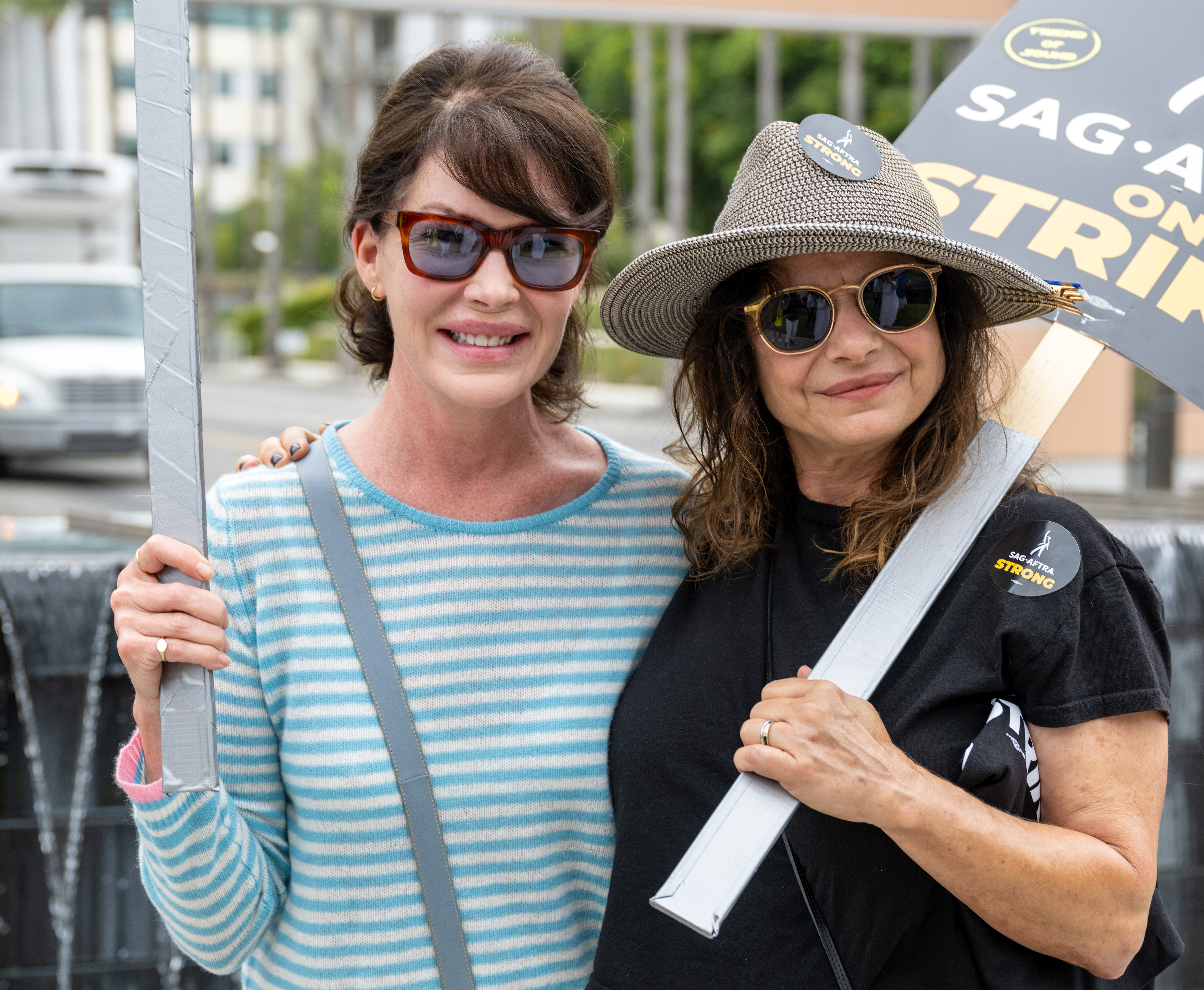 Lara Flynn Boyle avec sa collègue comédienne, Laura San Giacomo, rejoignent la grève de la SAG-AFTRA et de la WGA en août 2023 | Source : Getty Images