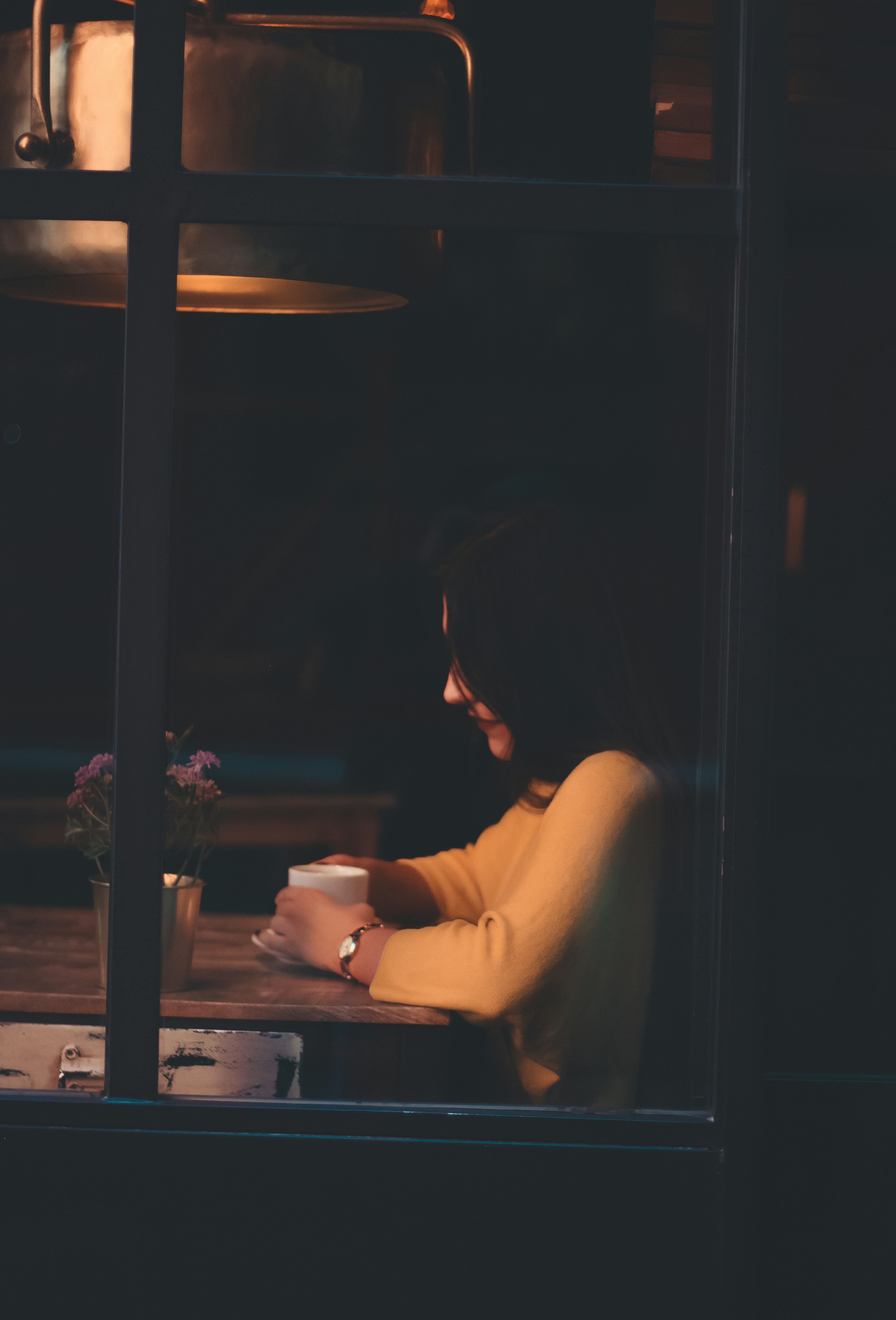 Une femme assise dans un restaurant avec une tasse de café | Source : Unsplash