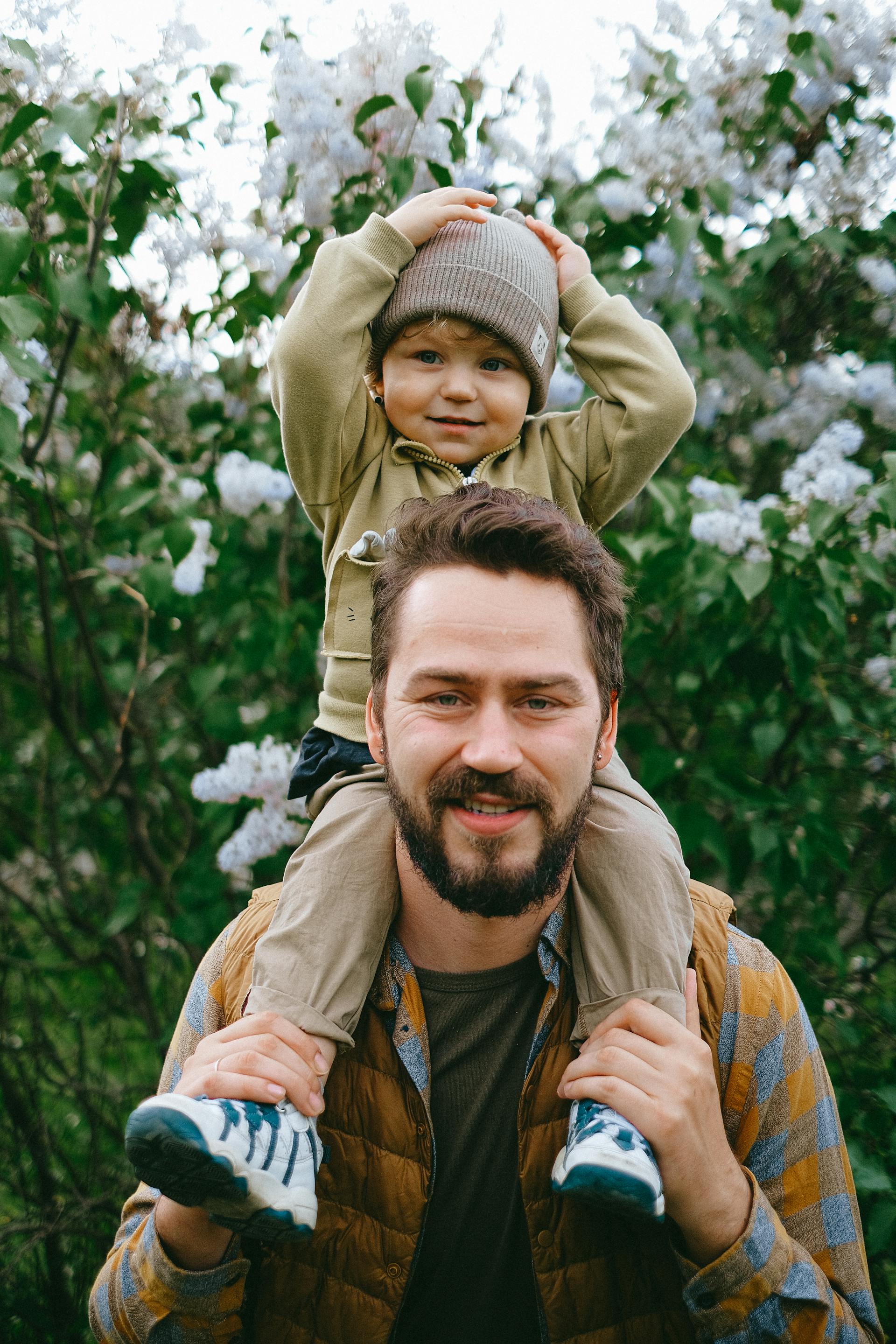 Un homme portant son fils sur ses épaules | Source : Pexels