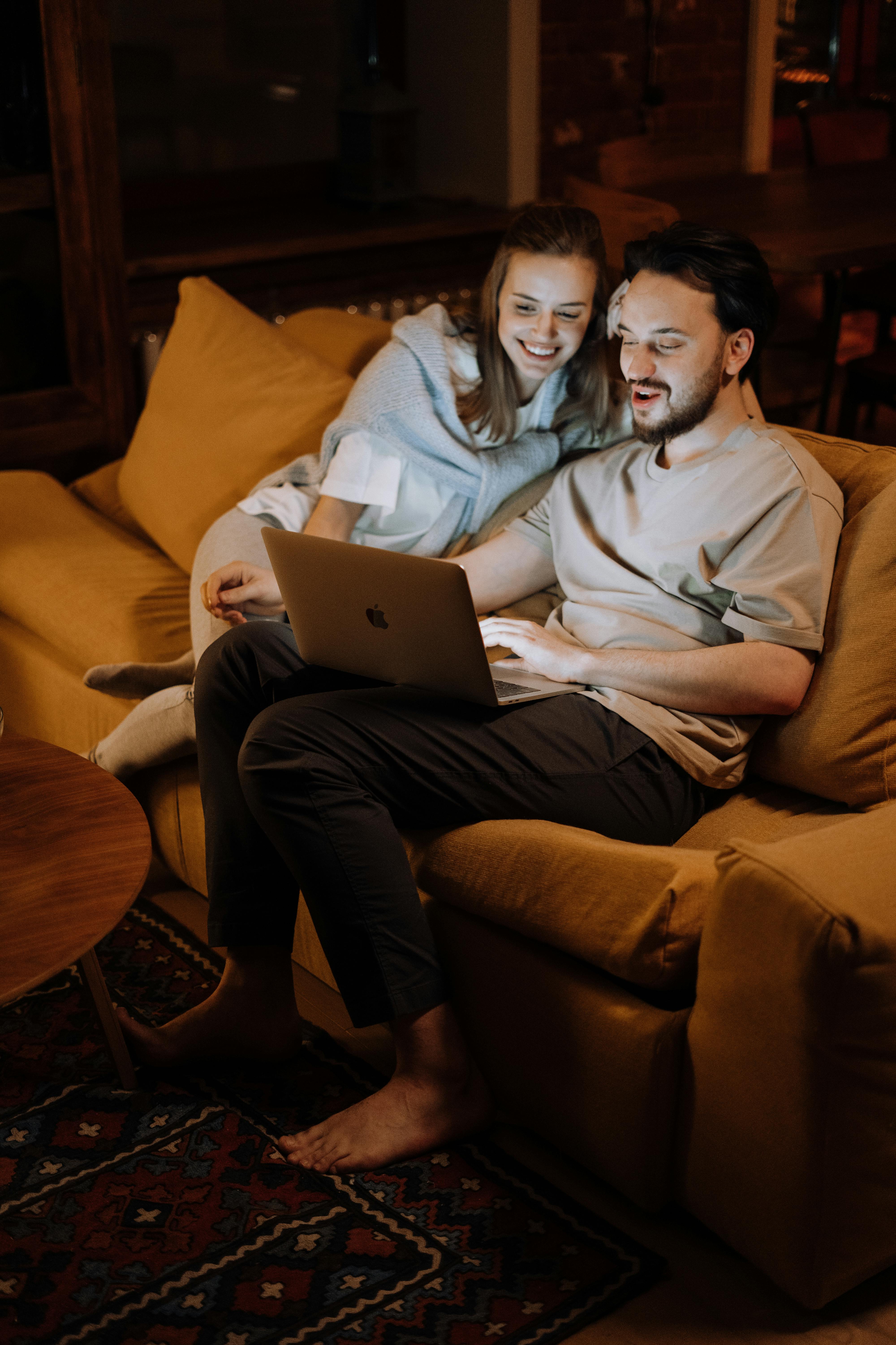 Un homme et une femme qui regarde un PC | Source : Pexels