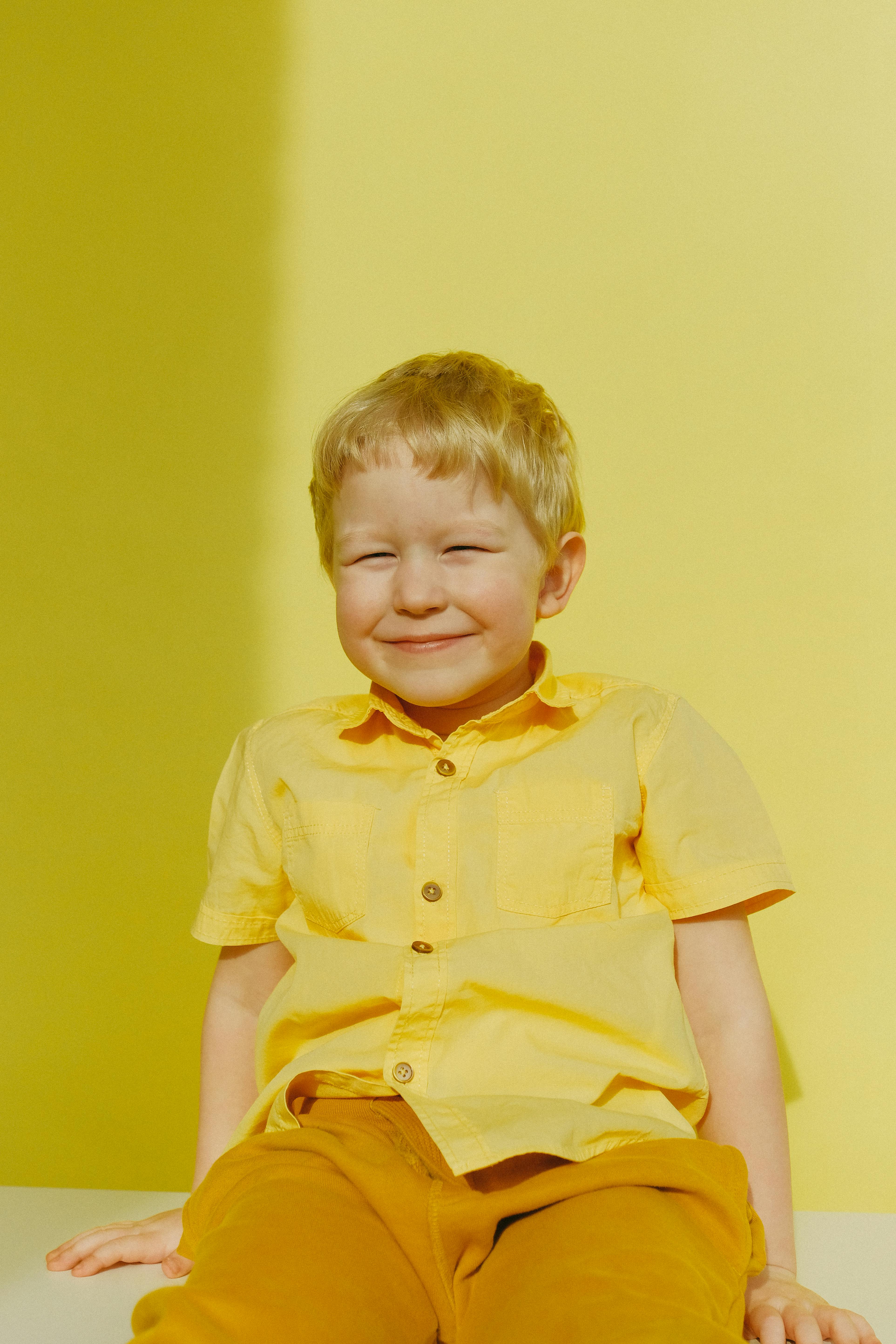 Un petit garçon souriant | Source : Pexels