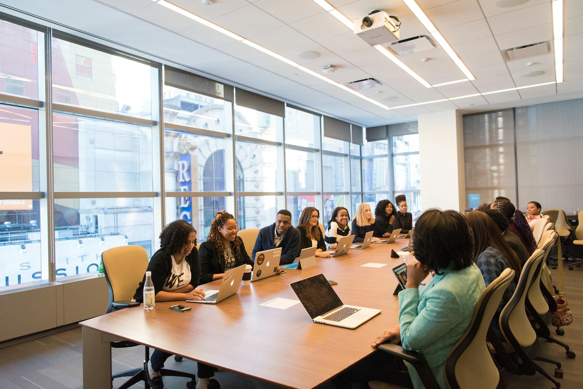 Des personnes dans une salle de conférence | Source : Pexels