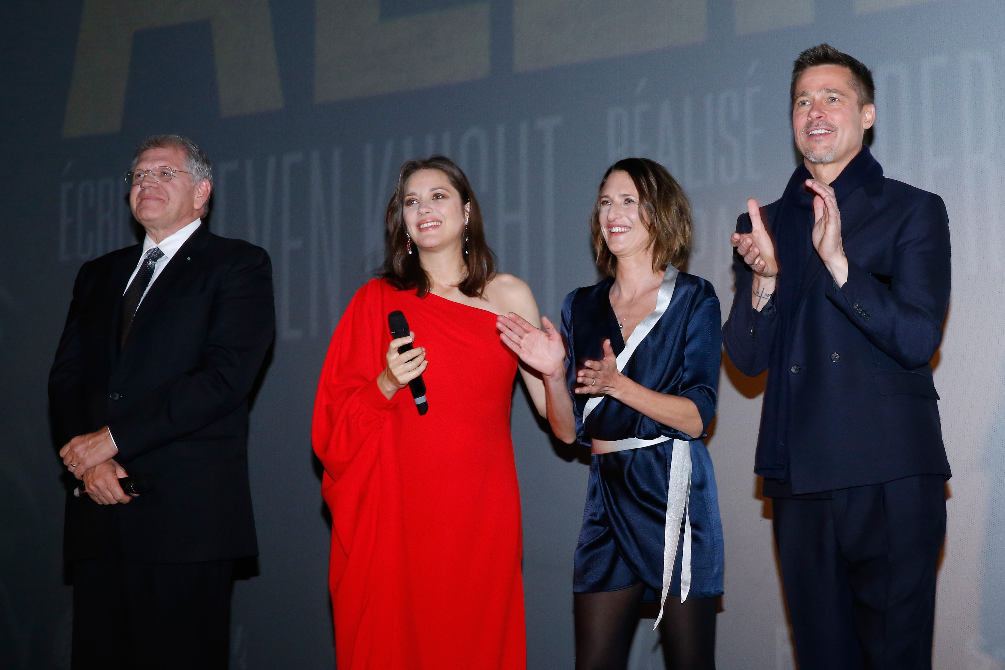 Le réalisateur Robert Zemeckis, les acteurs Marion Cotillard, Camille Cottin et Brad Pitt présentent le film "Allied - Allies"- Paris Premiere au Cinéma UGC Normandie le 20 novembre 2016 à Paris, France I Source : Getty Images