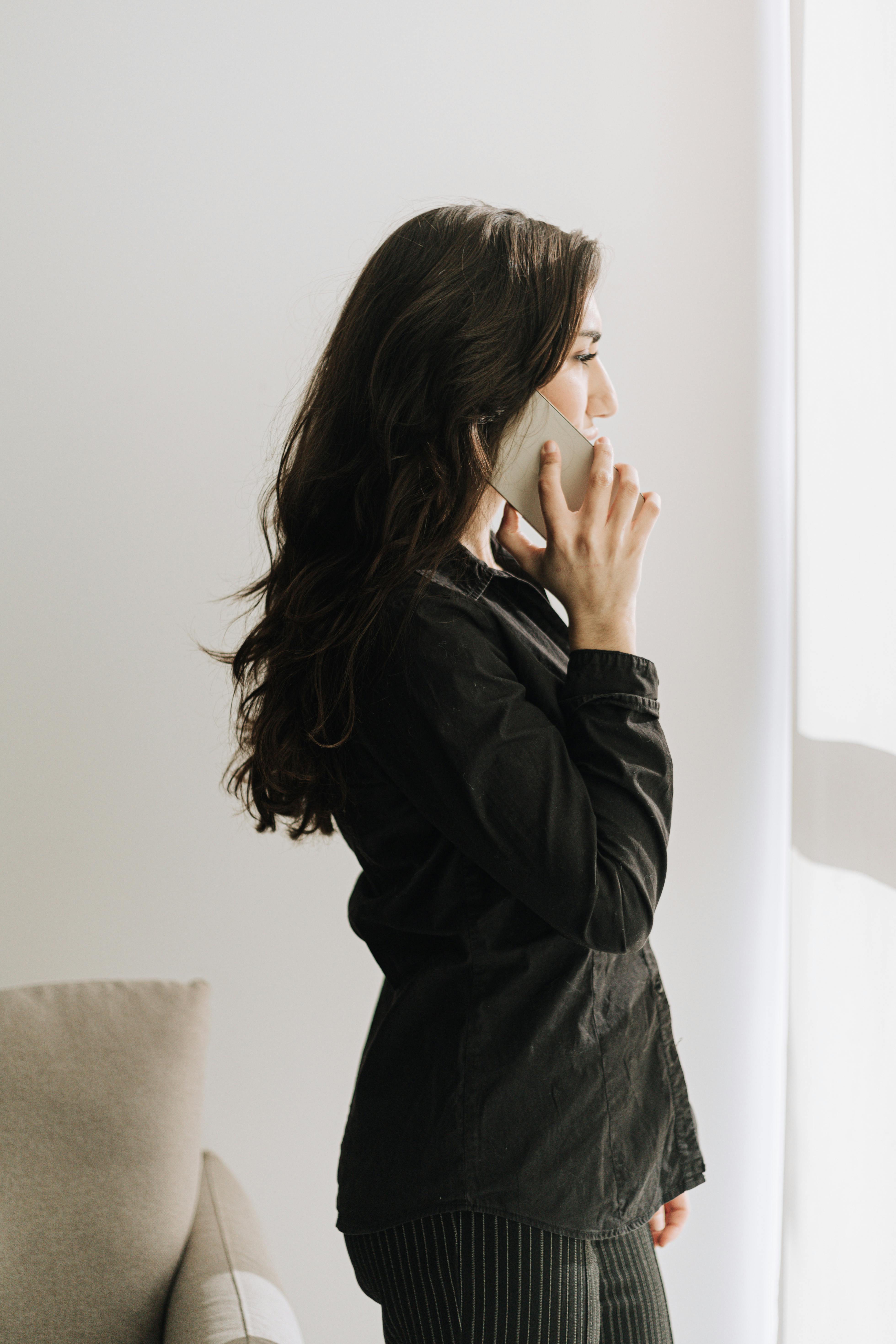 Une femme qui parle au téléphone | Source : Pexels