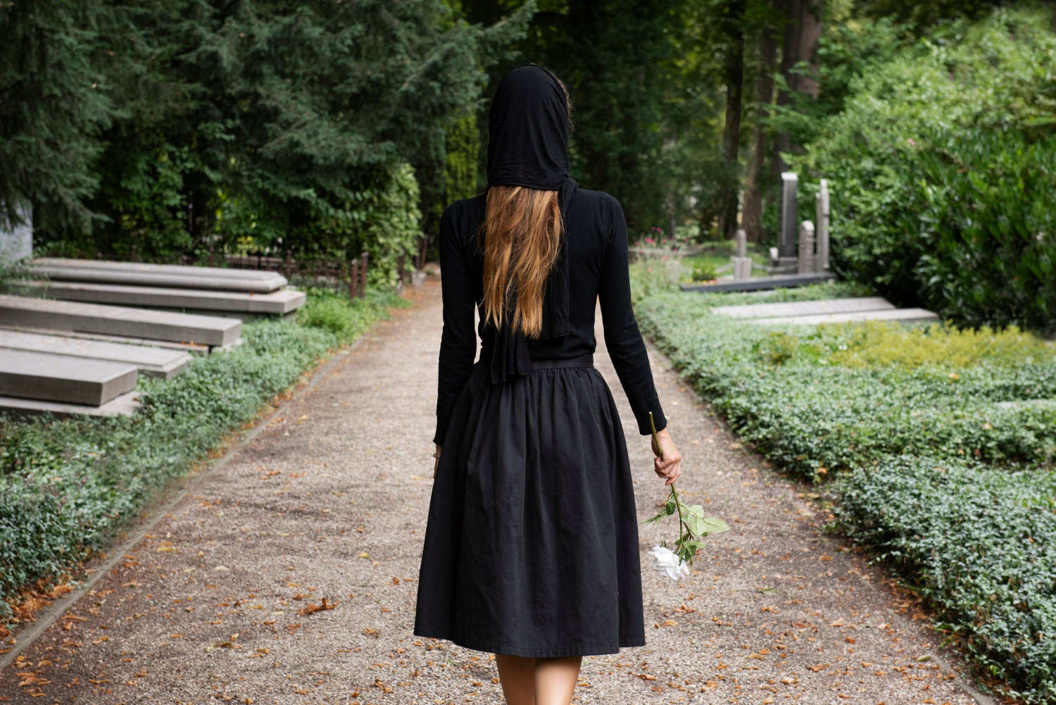 Une femme dans un cimetière | Source : Freepik