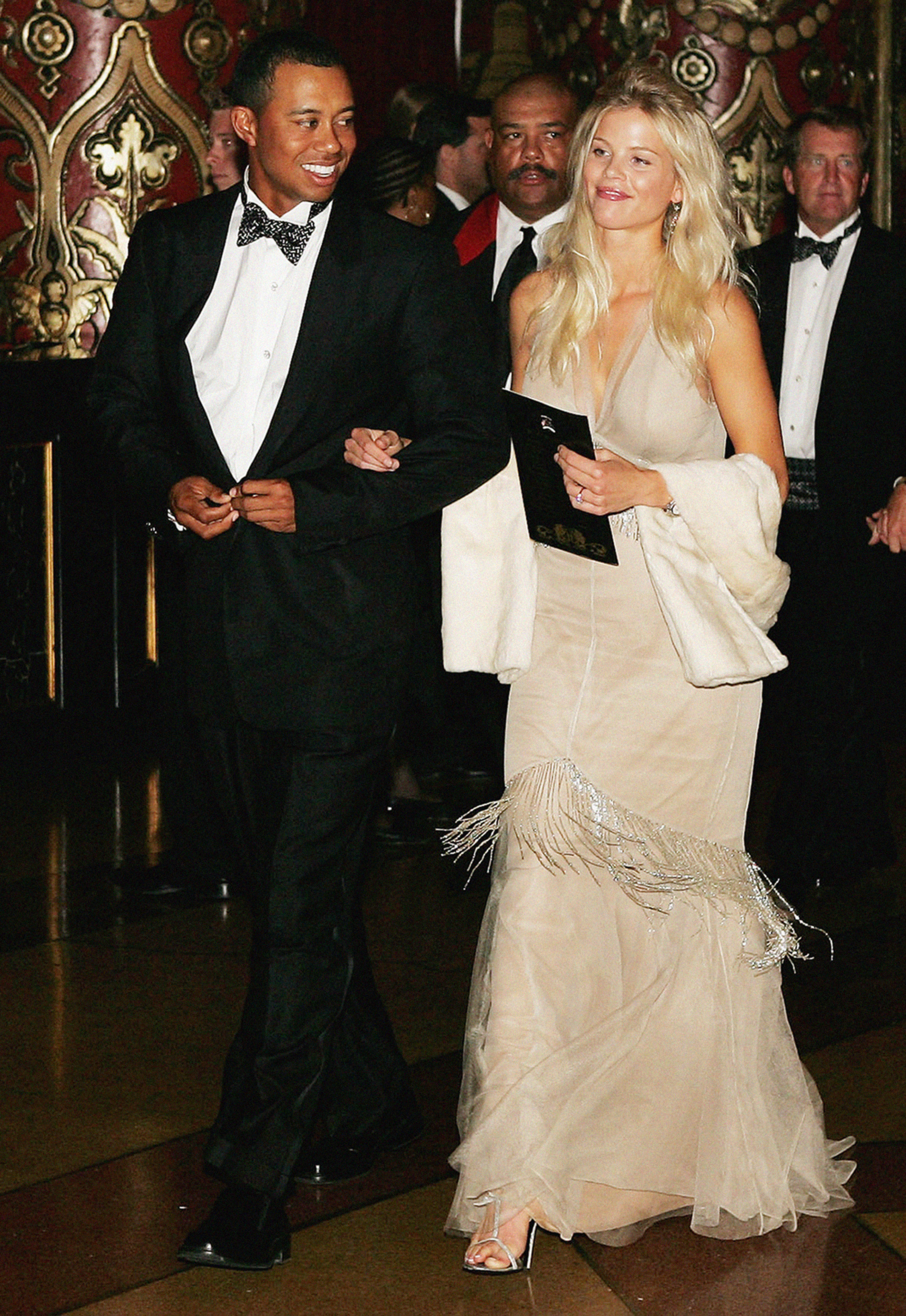 Tiger Woods et Elin Nordegren arrivent au 35e dîner de gala des matchs de la Ryder Cup le 15 septembre 2004 | Source : Getty Images