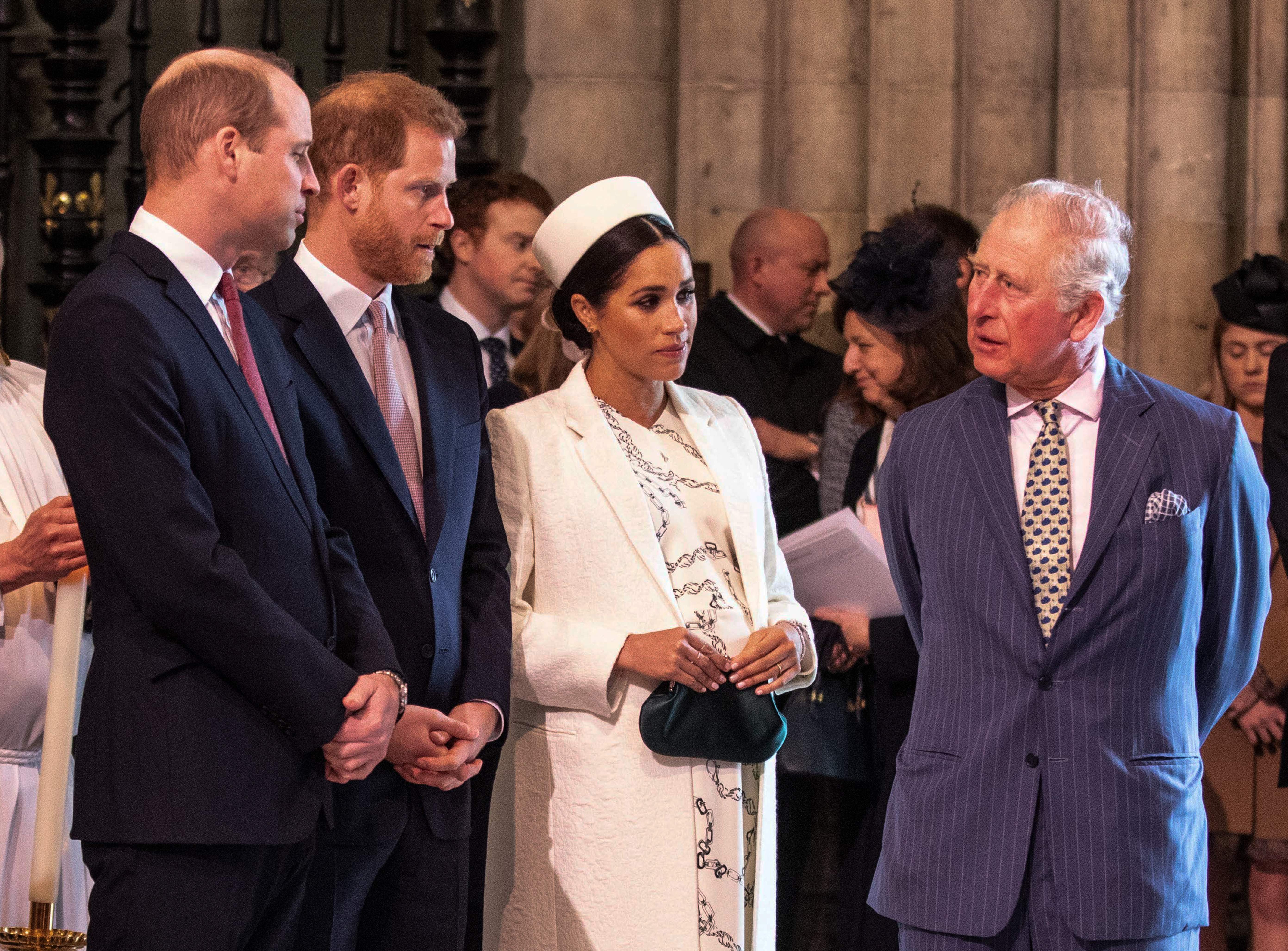 Le prince William, le prince Harry, Meghan Markle, duchesse de Sussex, discutent avec le roi Charles III alors qu'ils assistent au service du Jour du Commonwealth, le 11 mars 2019 à l'abbaye de Westminster, à Londres | Source : Getty Images