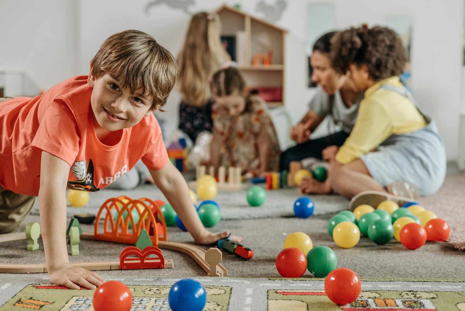 Des enfants jouent sur le sol | Source : Pexels