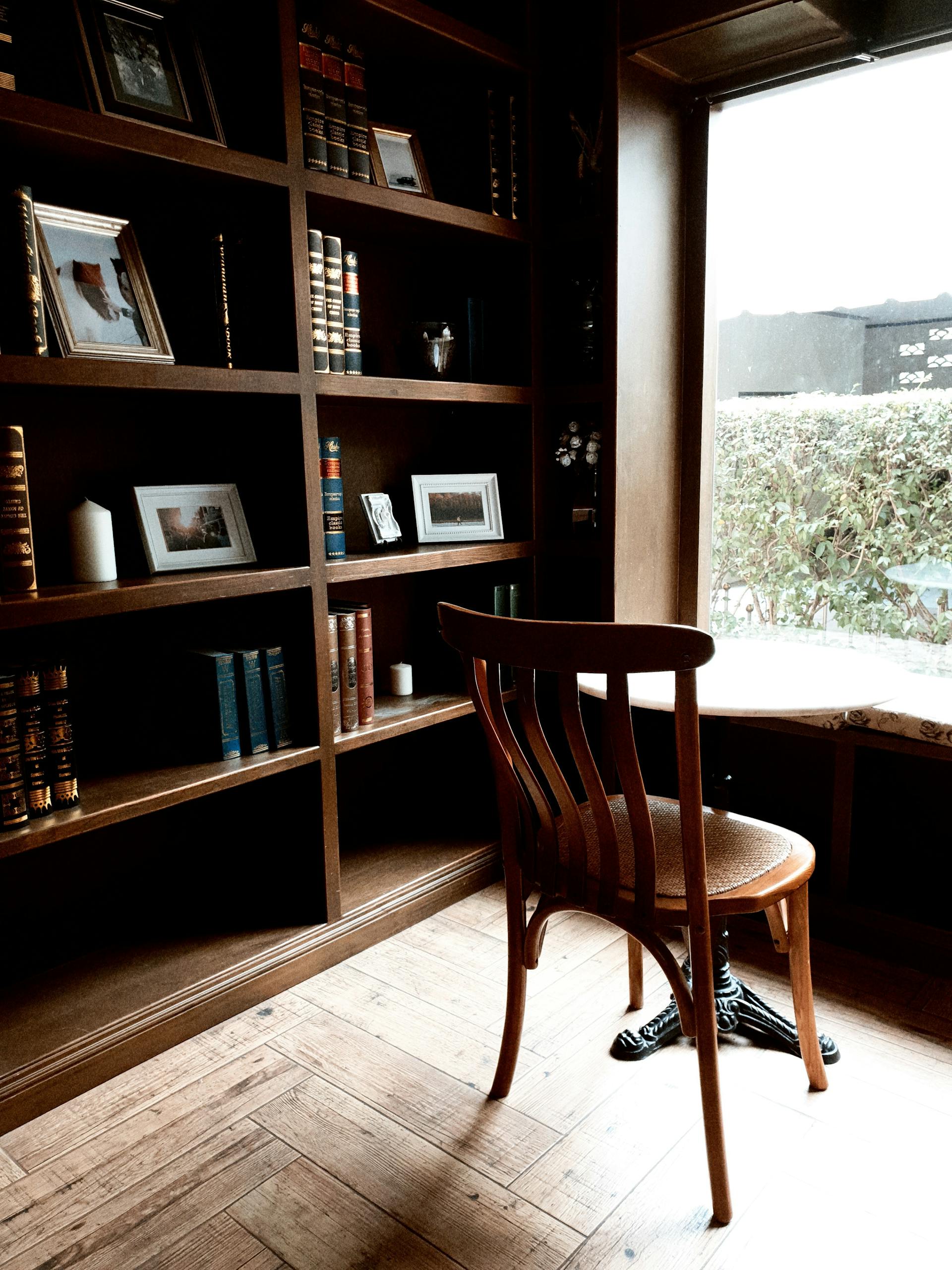 Une chaise en bois posée dans un bureau à domicile | Source : Pexels