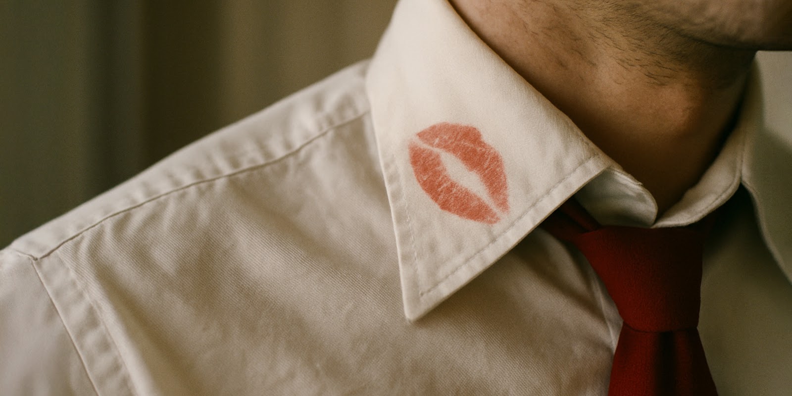Tache de rouge à lèvres sur le col d'une chemise | Source : Sora
