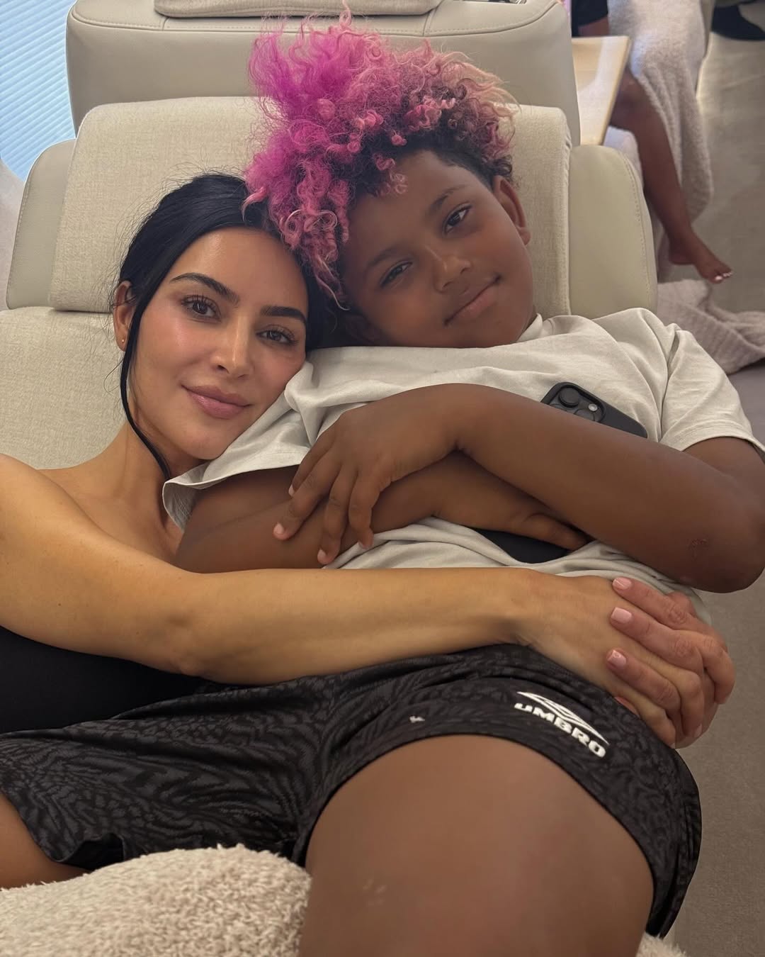 Kim Kardashian et Saint West d'après un post daté du 24 août 2025. | Source : Instagram/kimkardashian