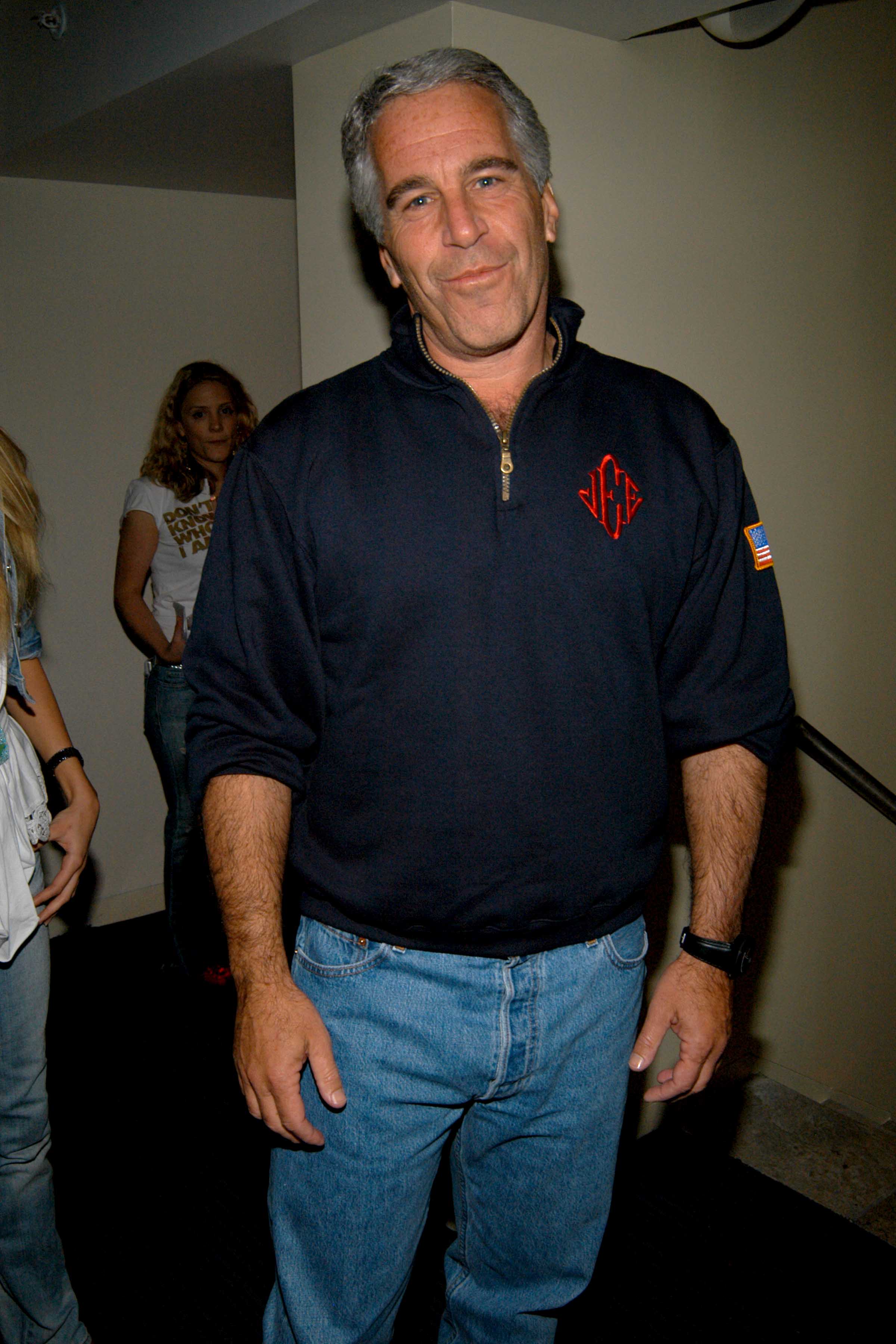 Jeffrey Epstein assiste au lancement du magazine RADAR à l'hôtel QT le 18 mai 2005. | Source : Getty Images