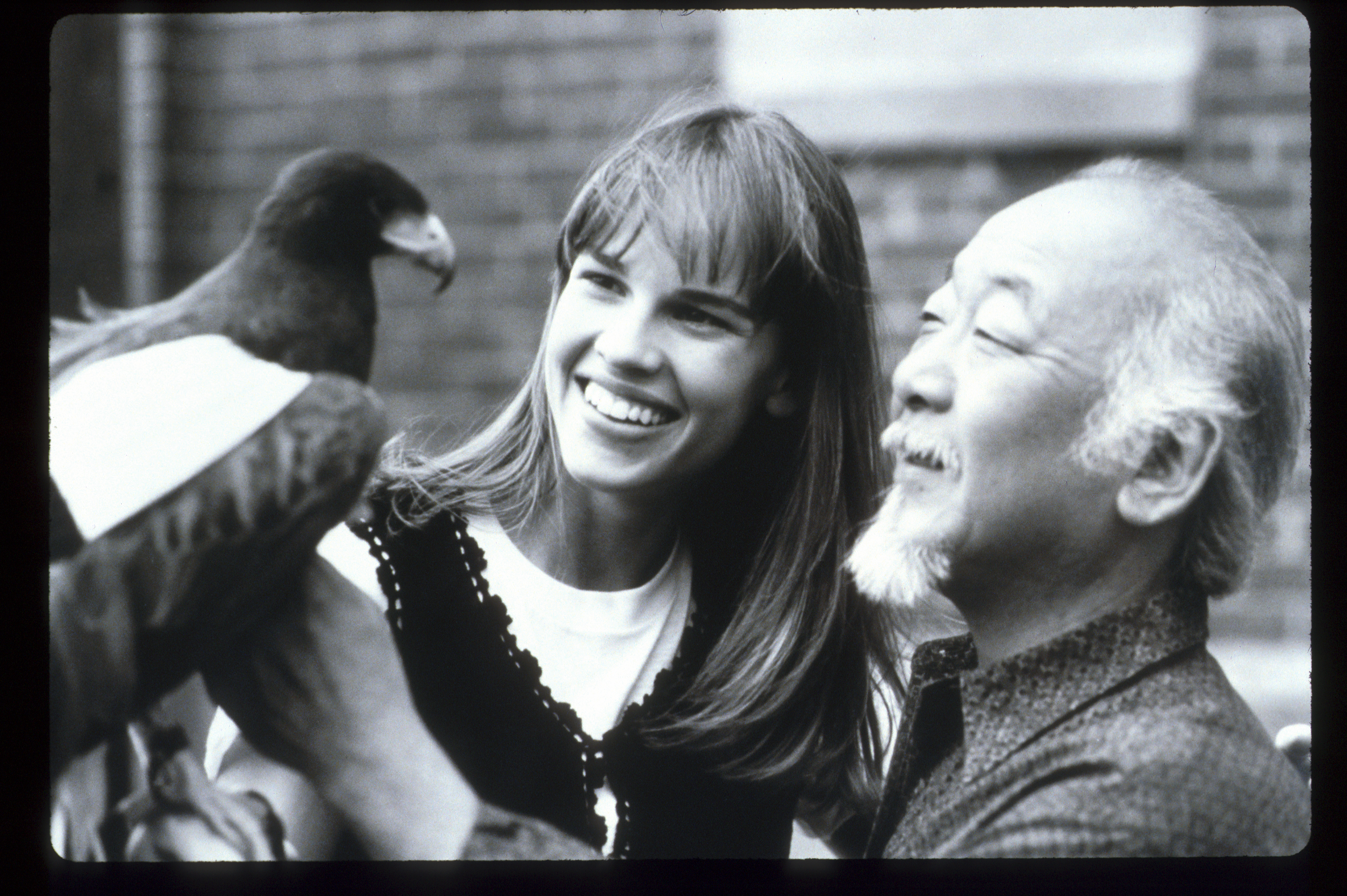 L'actrice et Pat Morita pendant le tournage de « The Next Karate Kid » en 1994 | Source : Getty Images