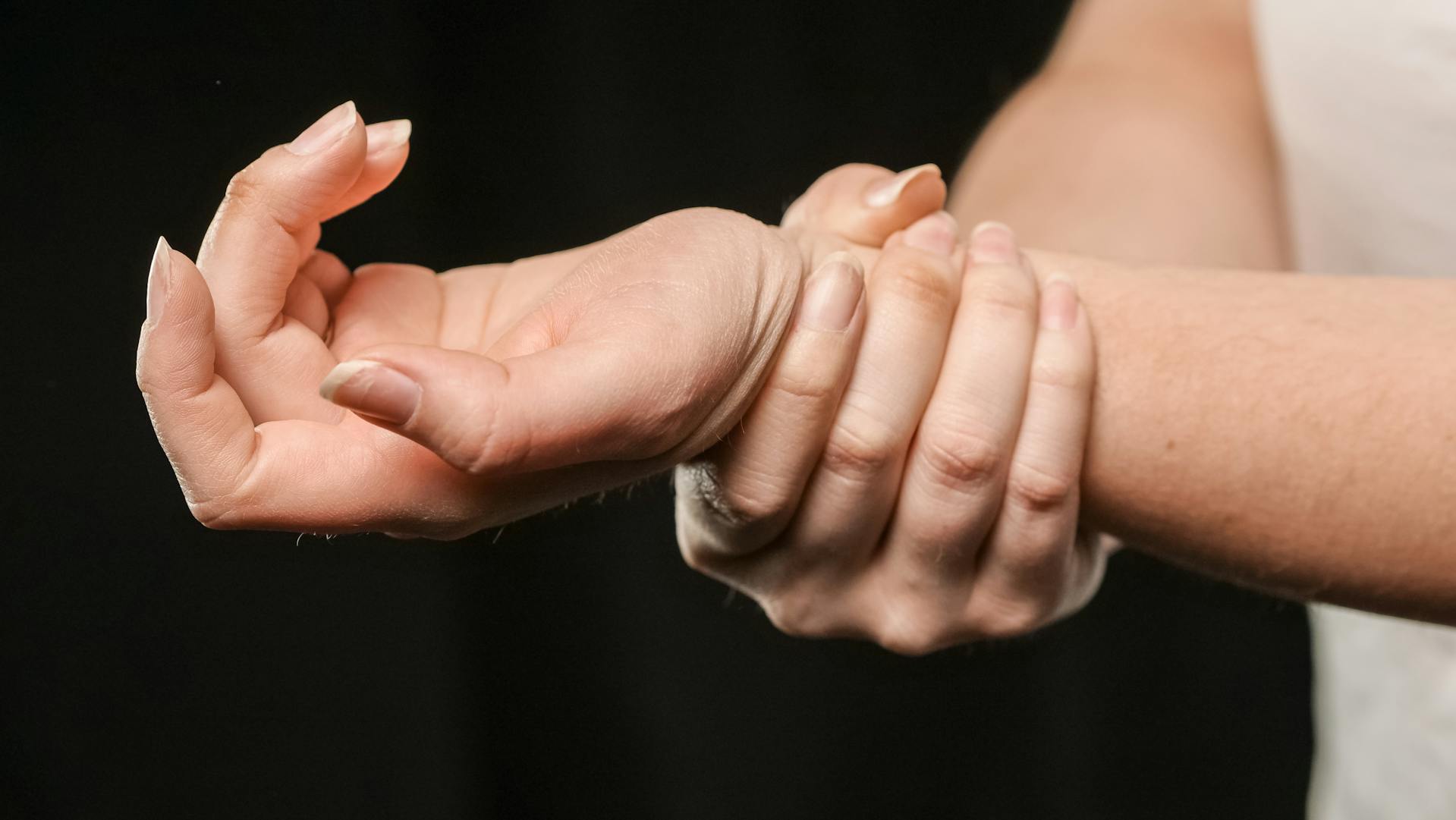 Gros plan sur une femme qui se tient le poignet gauche | Source : Pexels