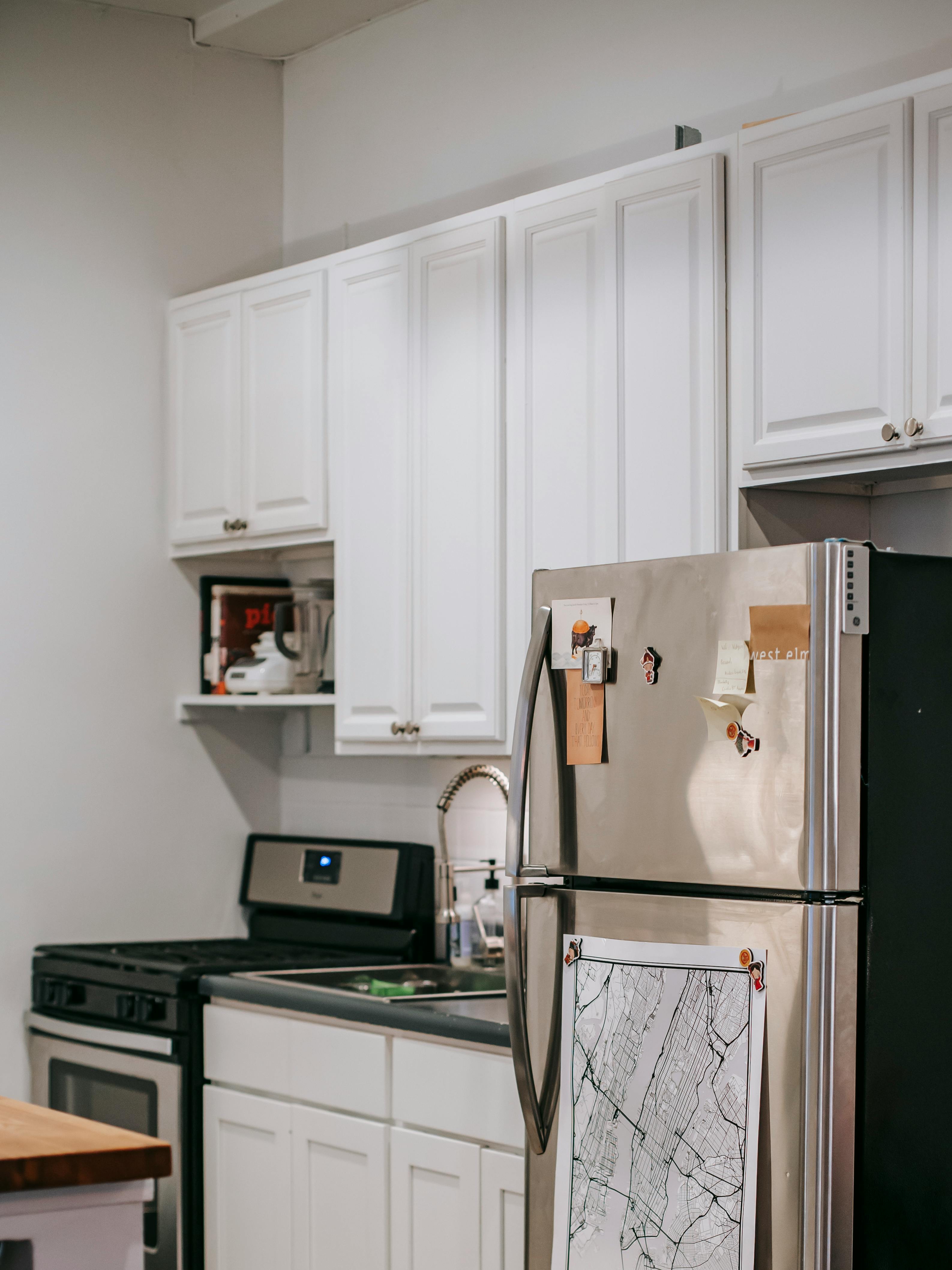 Jane découvre un poster choquant de Monica dans la cuisine | Source : Pexels