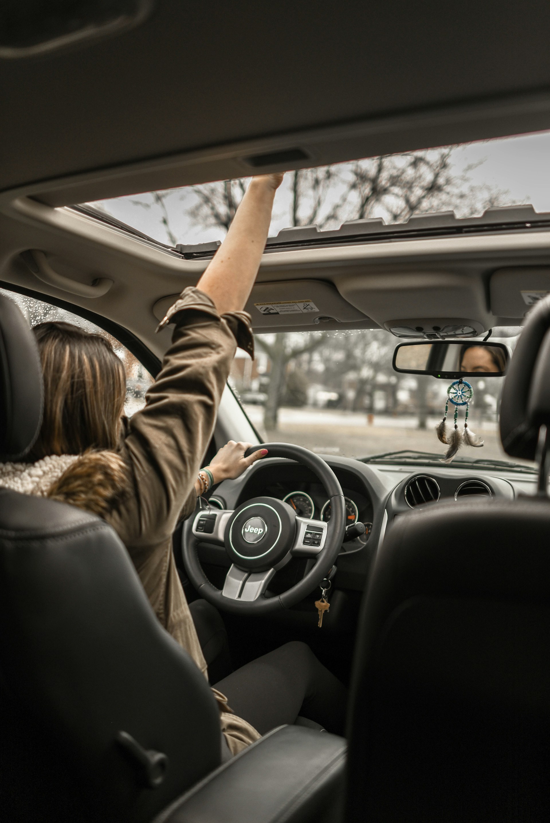 Une femme au volant de sa voiture | Source : Unsplash
